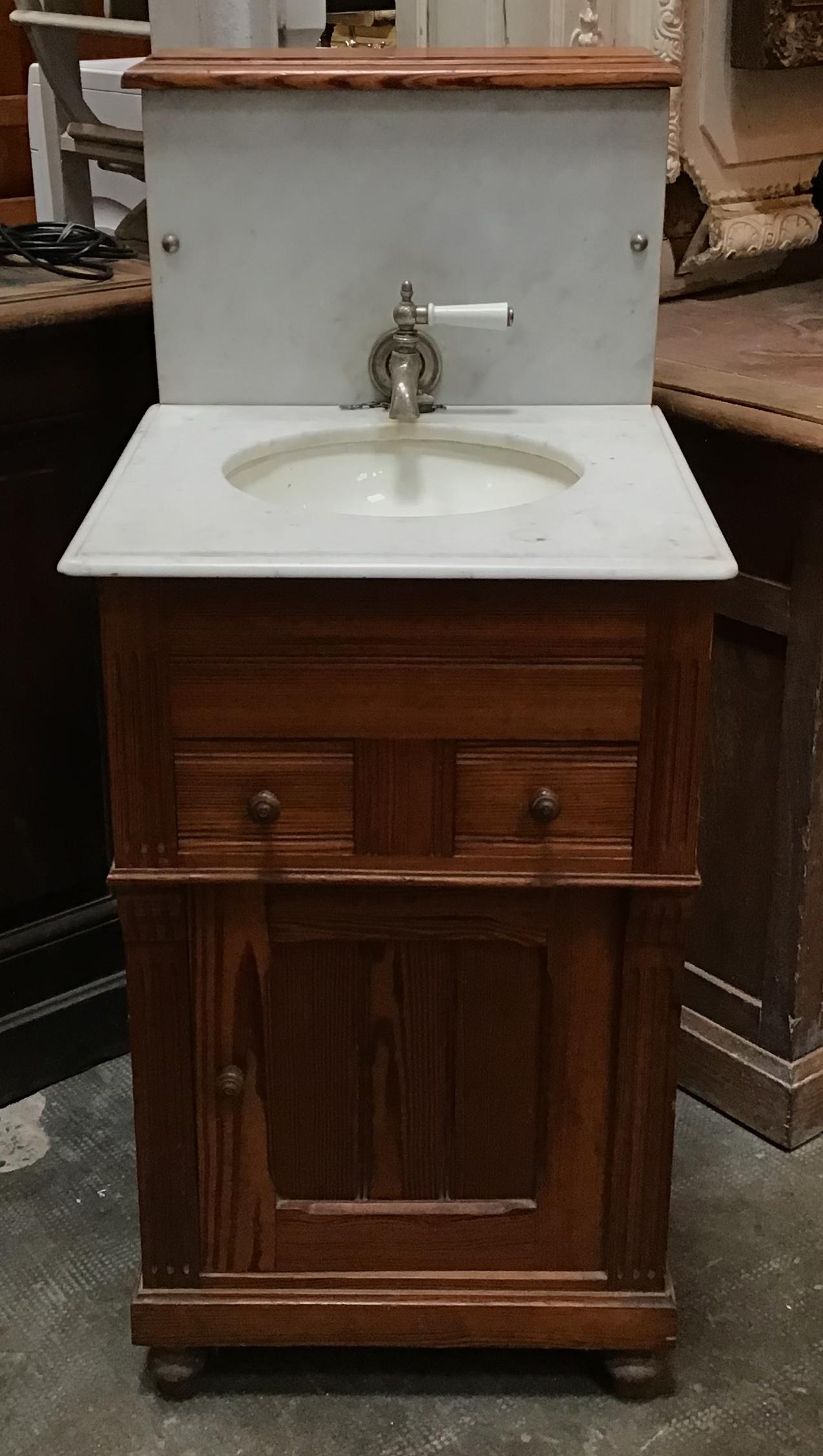 British Colonial English Pitch Pine with Carrara Marble Top Sink and Water Tank from 20th Century For Sale