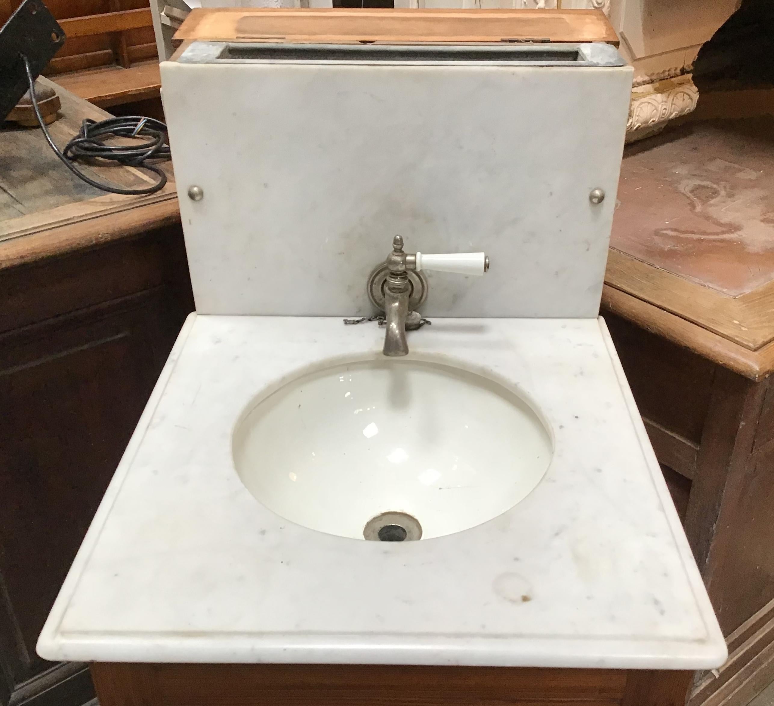 English Pitch Pine with Carrara Marble Top Sink and Water Tank from 20th Century In Good Condition For Sale In Florence, IT