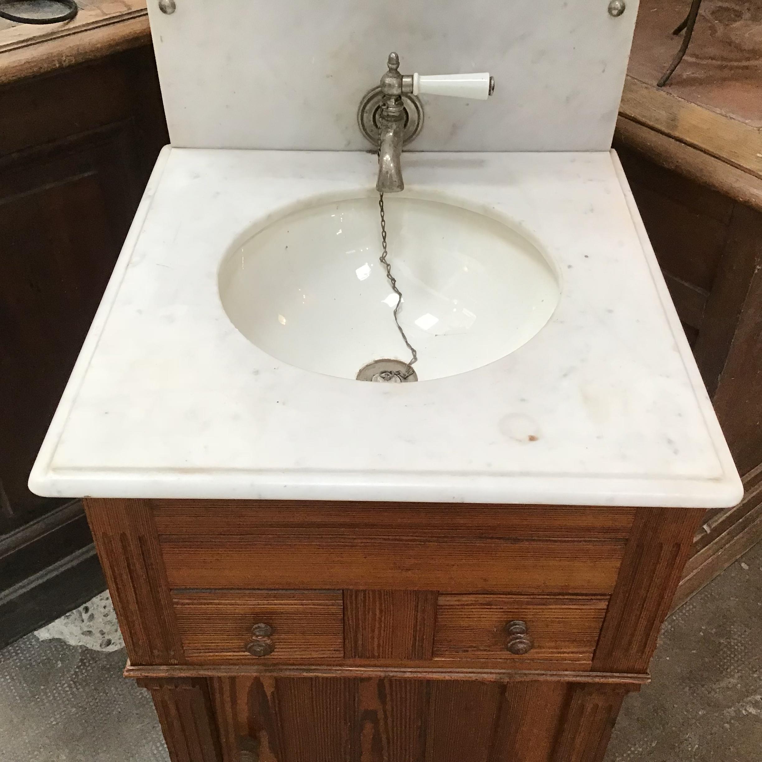 Early 20th Century English Pitch Pine with Carrara Marble Top Sink and Water Tank from 20th Century For Sale