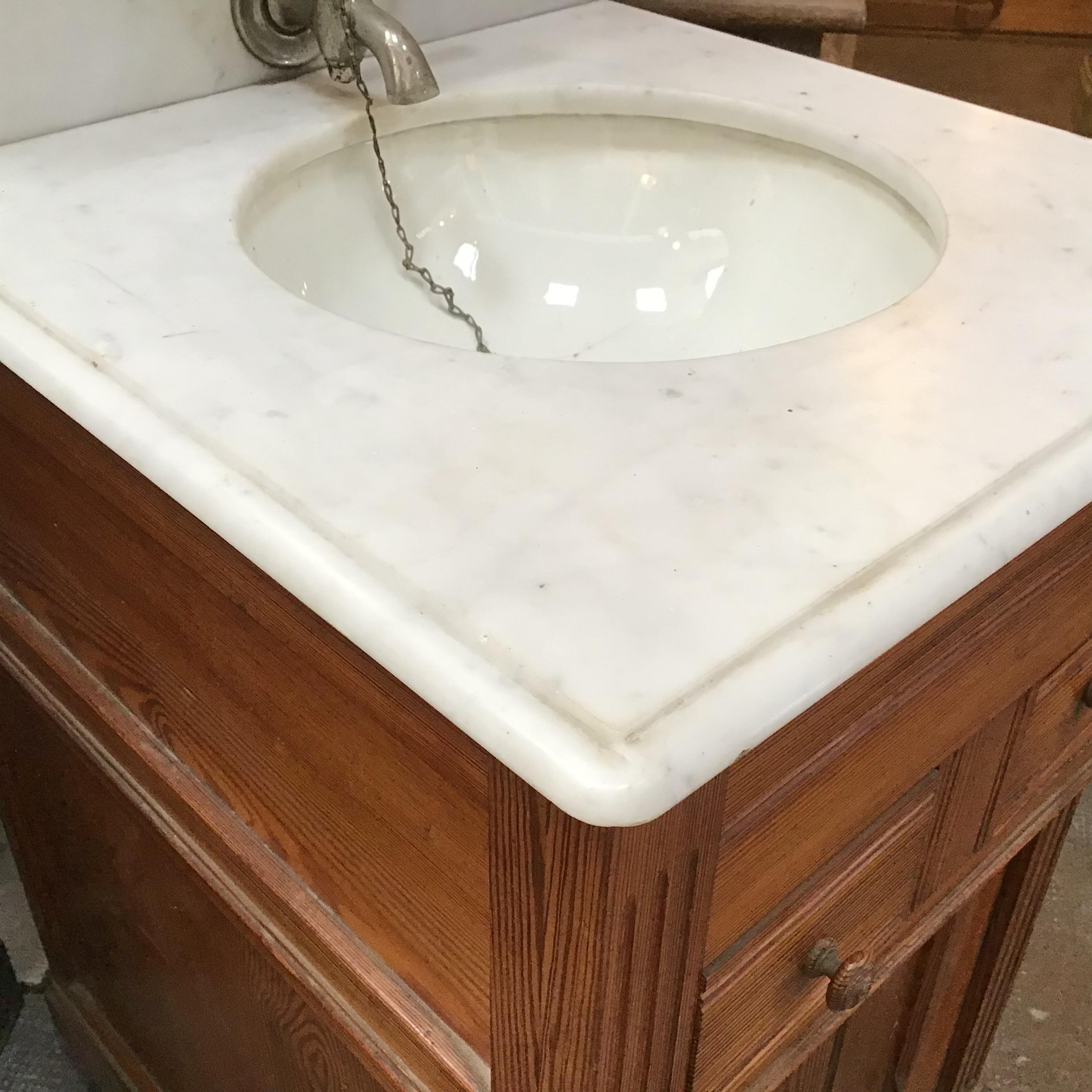 English Pitch Pine with Carrara Marble Top Sink and Water Tank from 20th Century For Sale 1