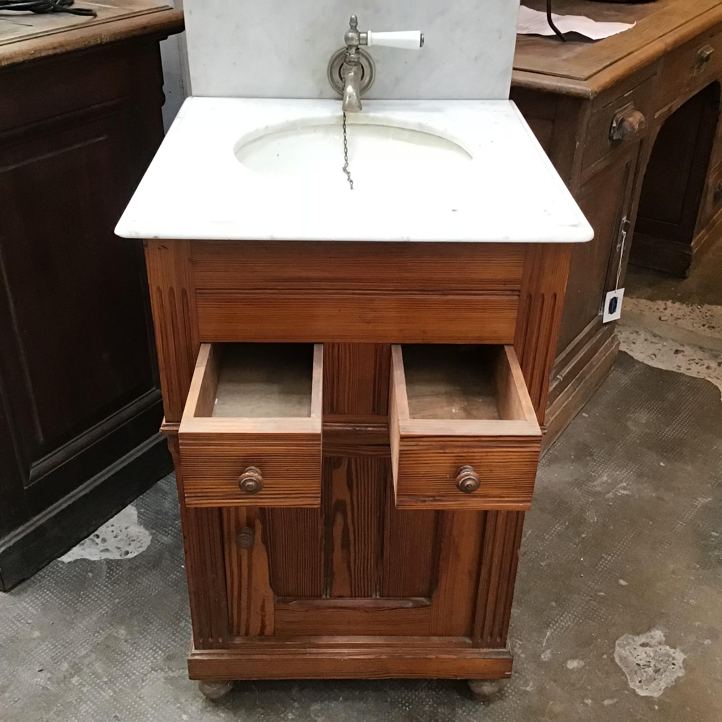 English Pitch Pine with Carrara Marble Top Sink and Water Tank from 20th Century For Sale 3