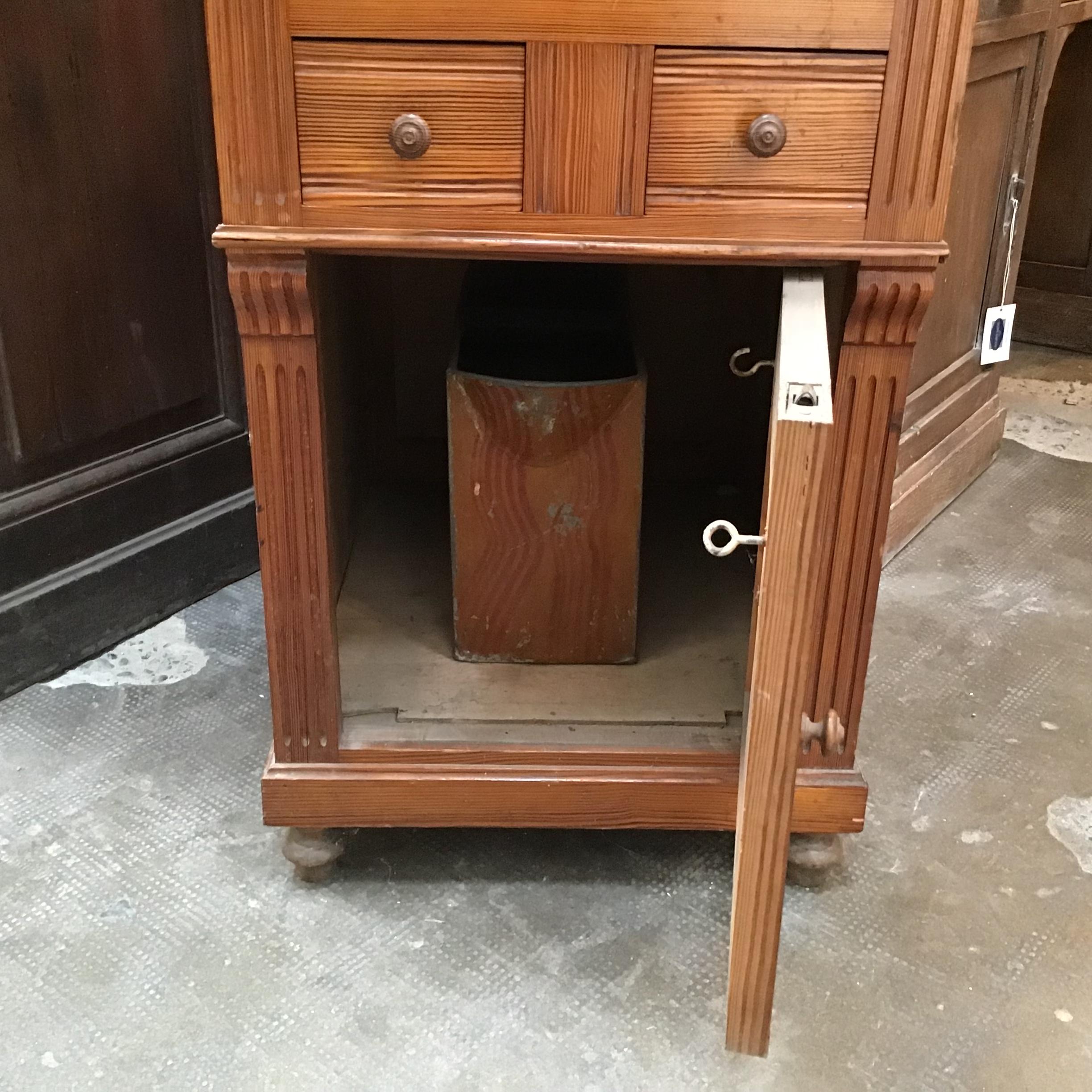 English Pitch Pine with Carrara Marble Top Sink and Water Tank from 20th Century For Sale 4