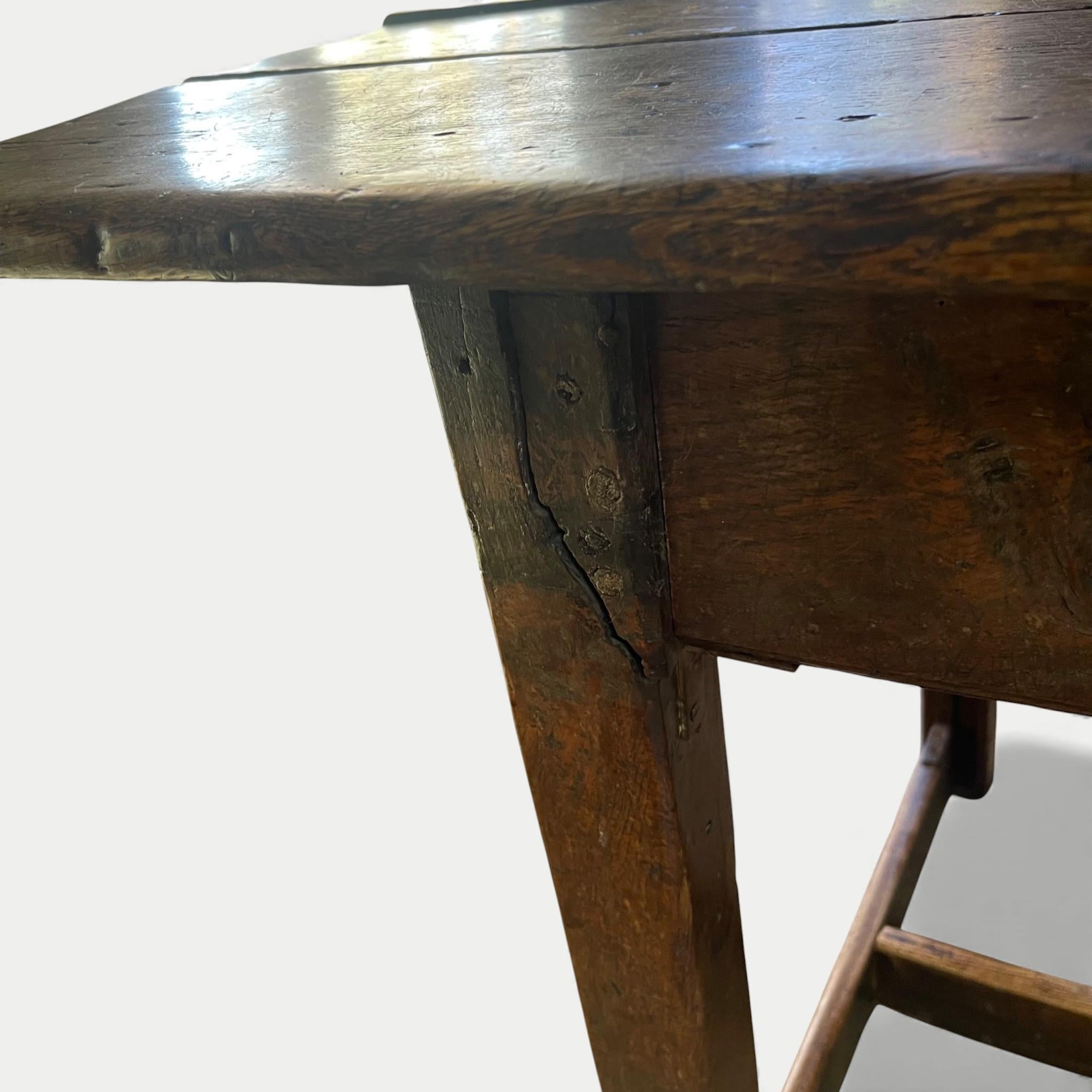 Englisch Plank Top Rustic Oak Dining Table Early 18th Century im Angebot 4