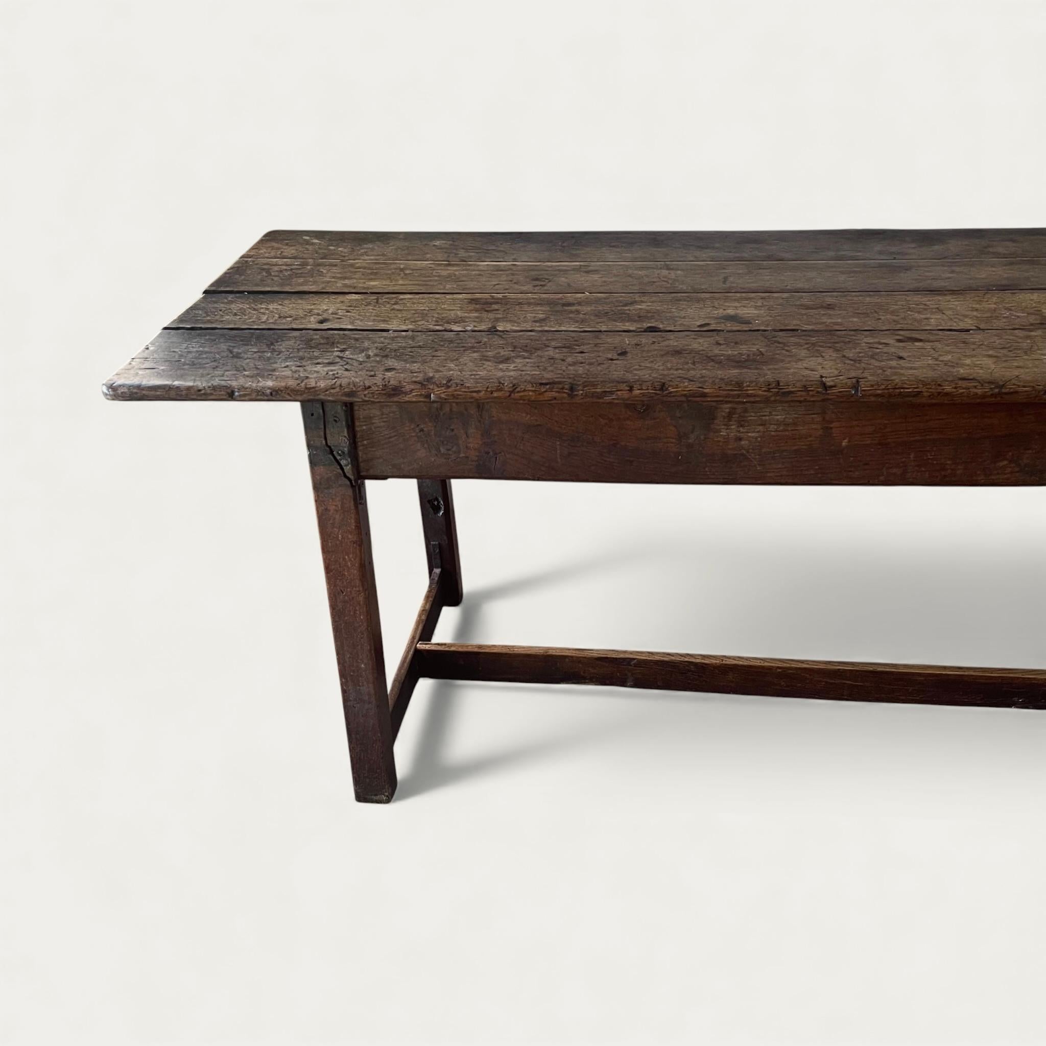 Englisch Plank Top Rustic Oak Dining Table Early 18th Century (Land) im Angebot