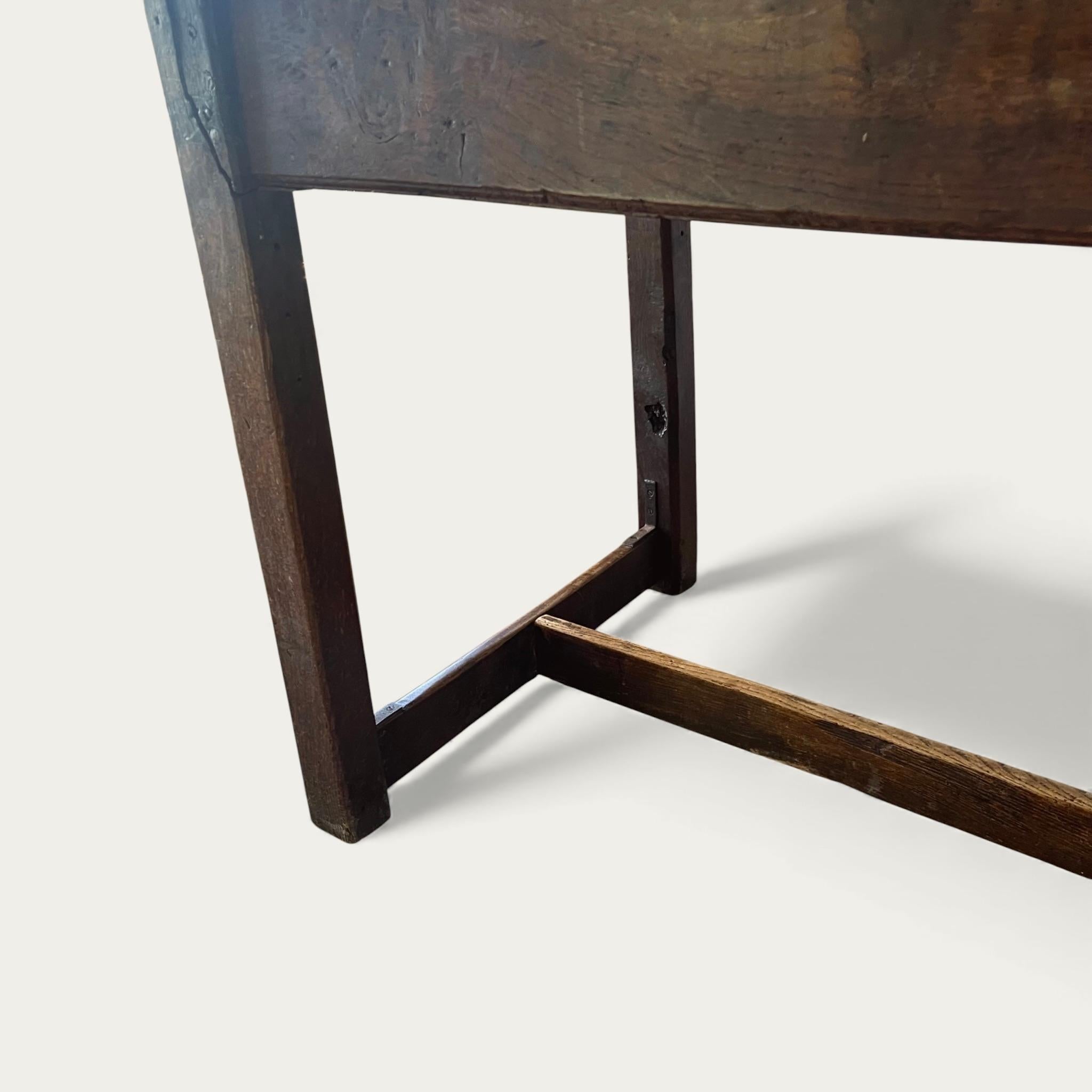 Englisch Plank Top Rustic Oak Dining Table Early 18th Century (Eichenholz) im Angebot