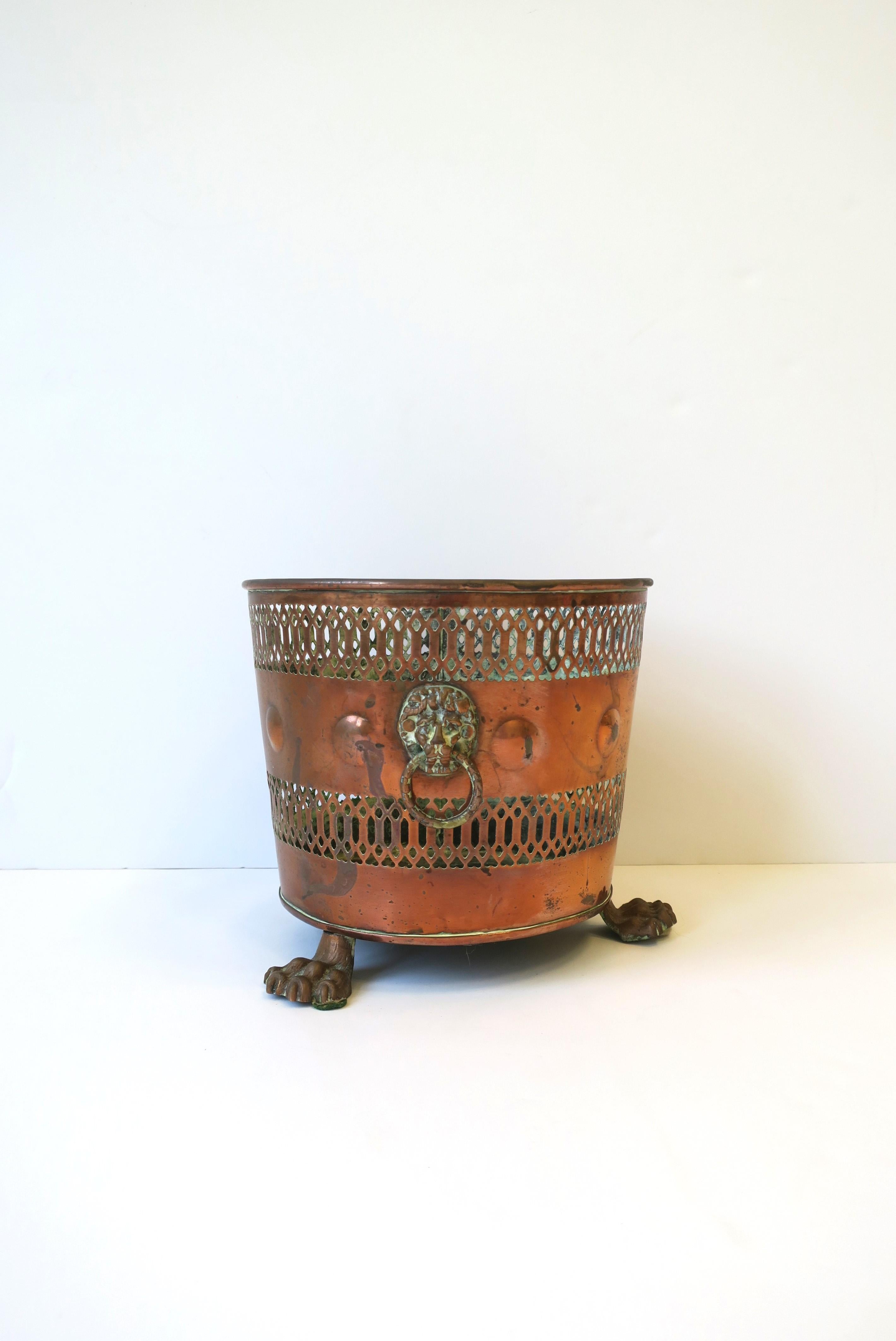An English copper plant or flower pot holder cachepot jardiniere w/Lion paw feet, circa early 20th century, England. Dimensions: 8