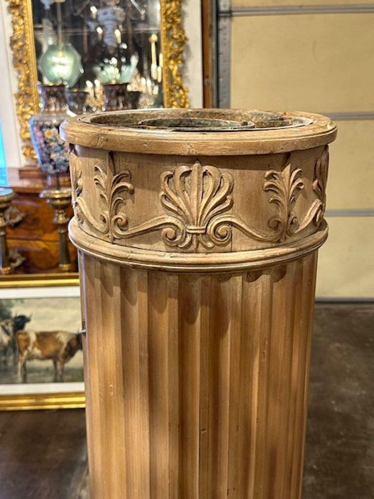English Planter and Pedestal In Good Condition For Sale In Dallas, TX