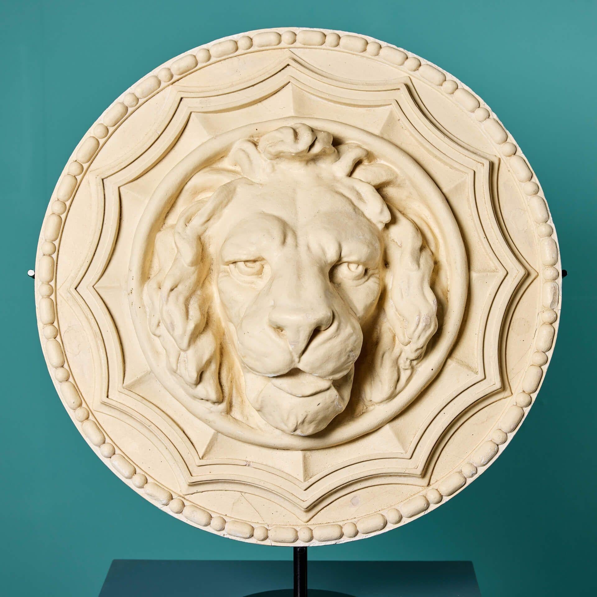 Georgien Rondelle de tête de lion en plâtre anglais sur pied en vente