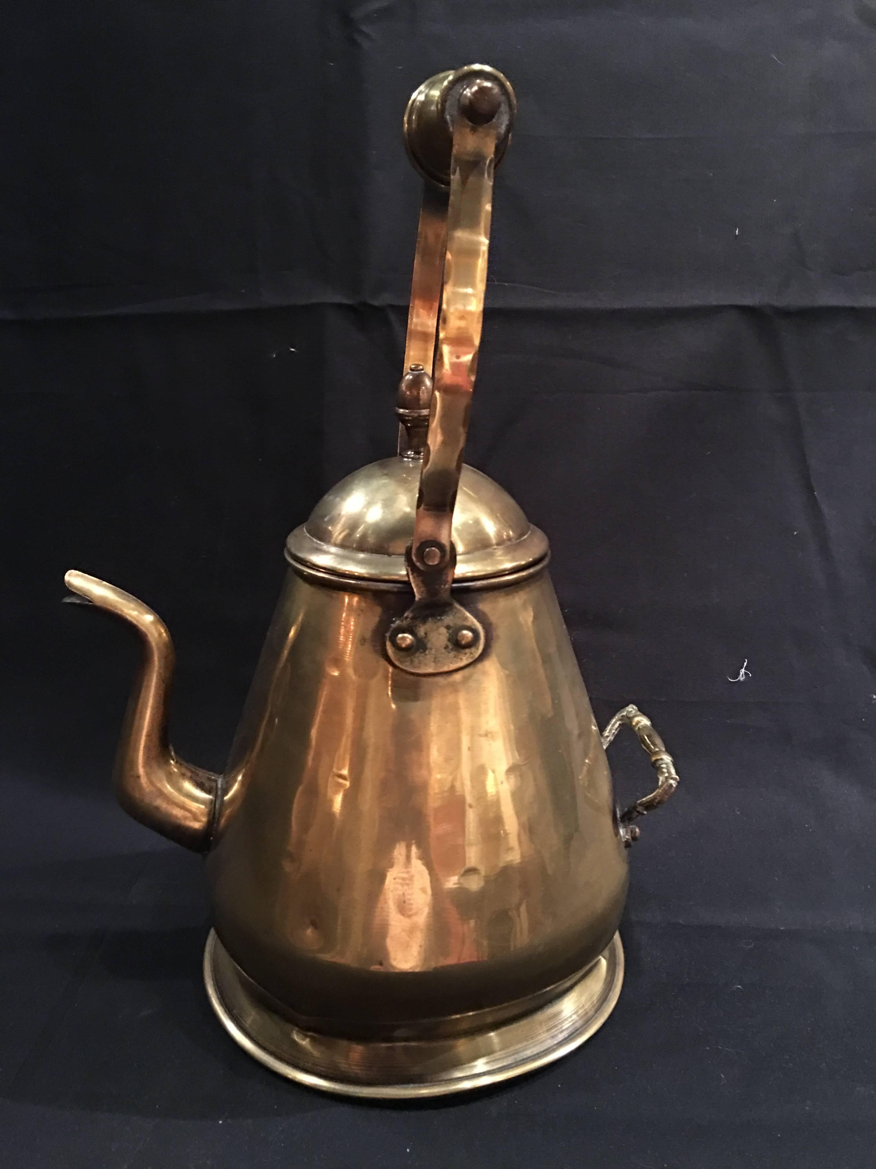 English polished brass kettle, 19th century.