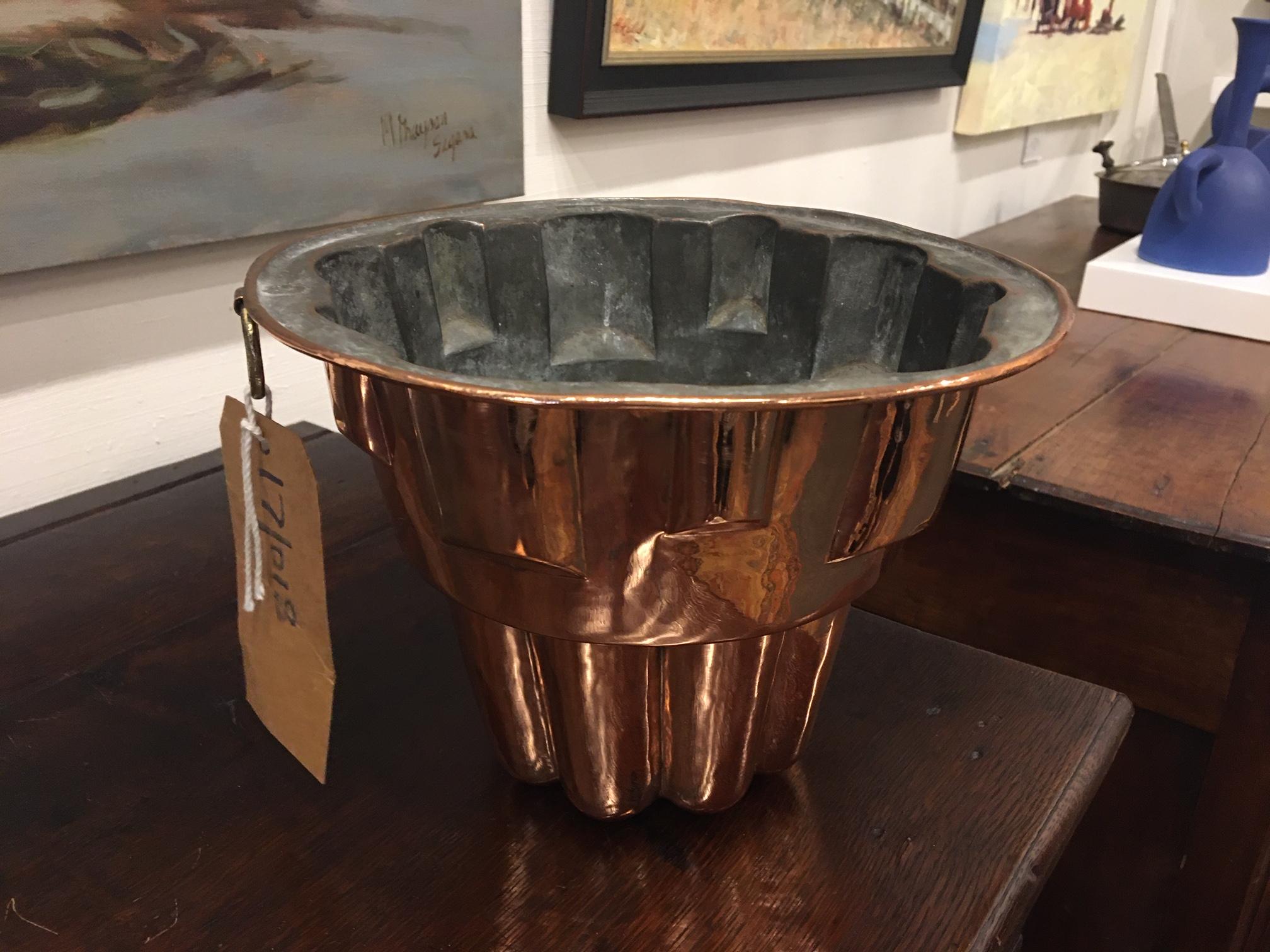 English Polished Copper Jelly Mould with a Round Iron Handle, 19th Century For Sale 4