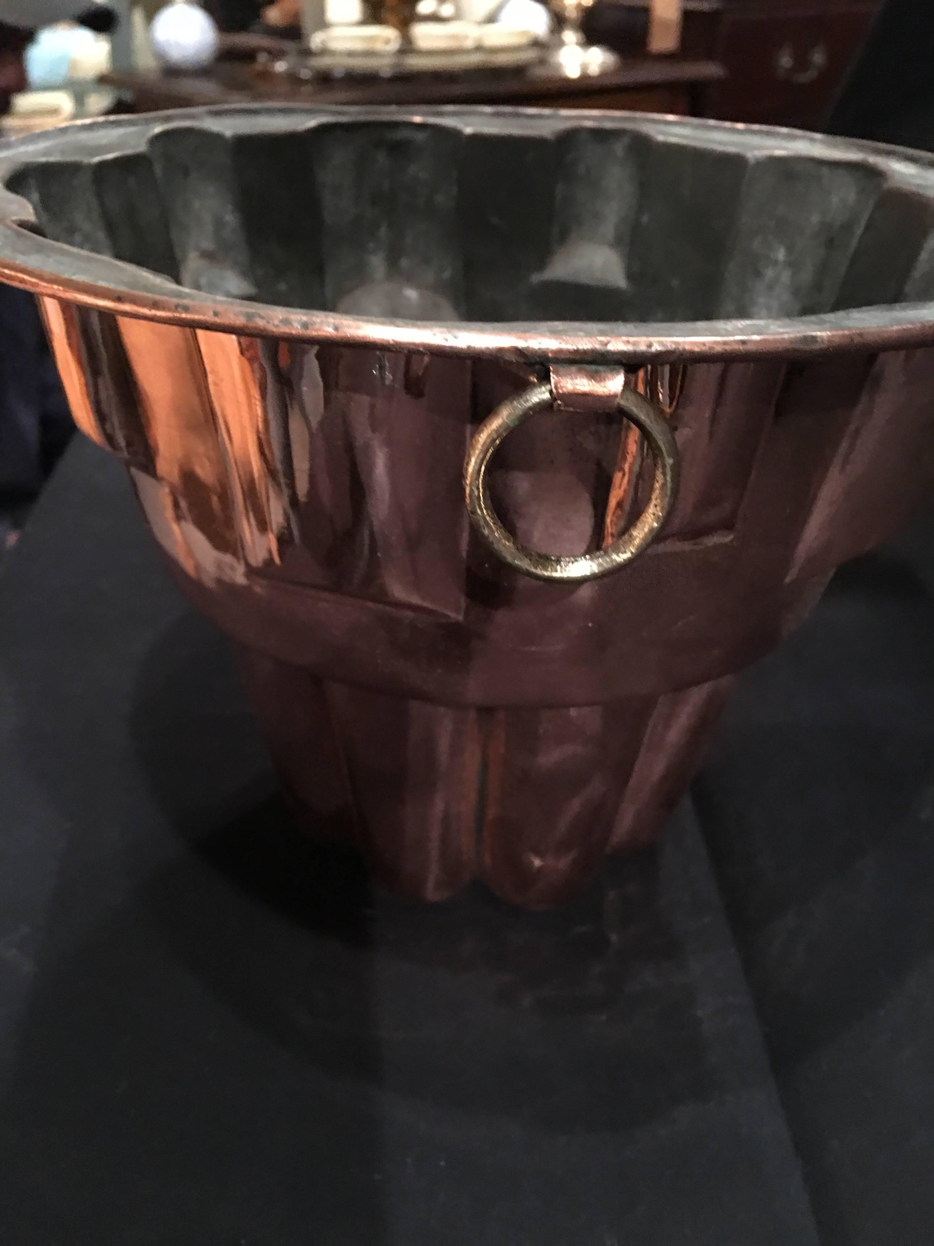 English Polished Copper Jelly Mould with a Round Iron Handle, 19th Century For Sale 1