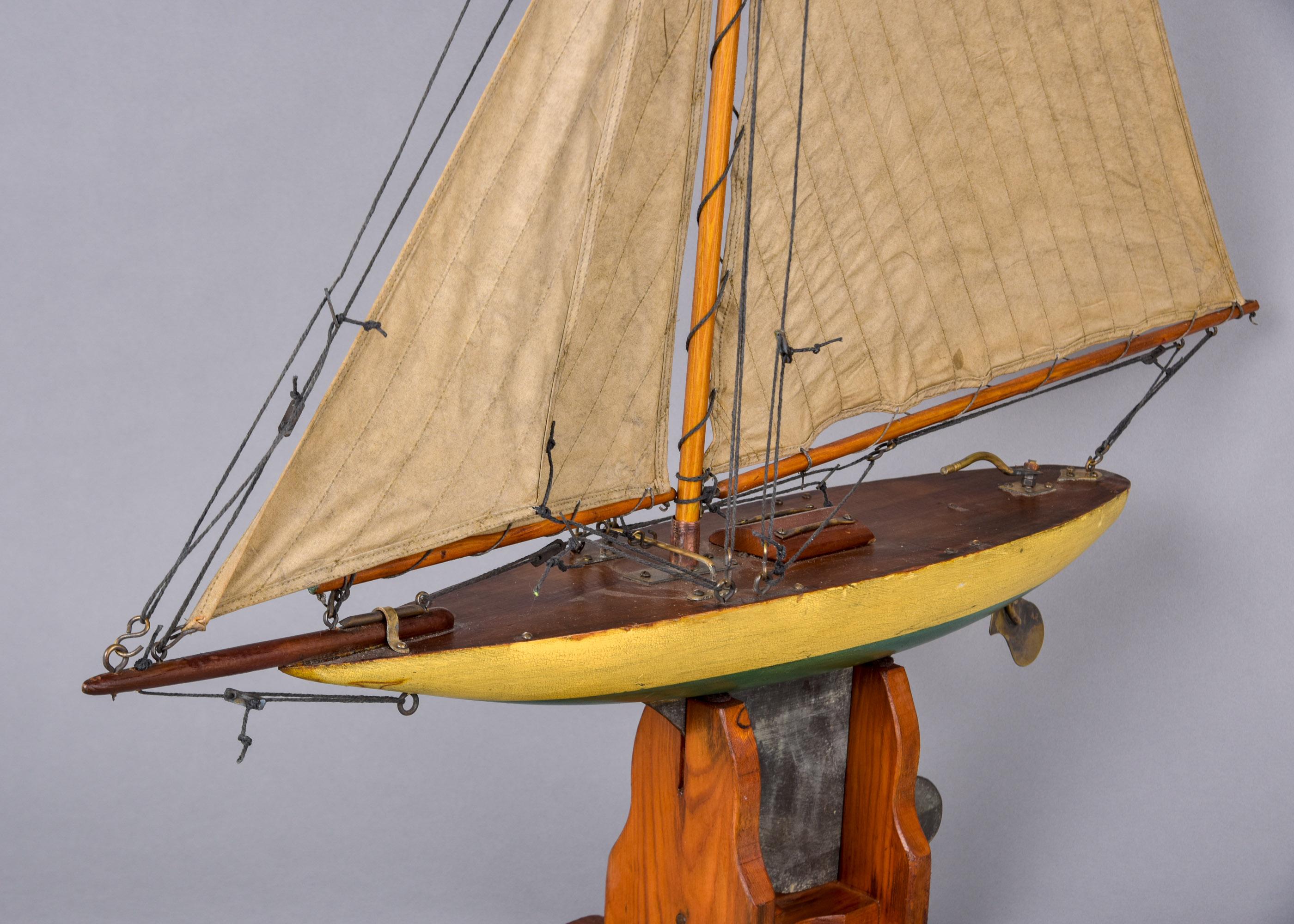 Barca da laghetto inglese su cavalletto con vele originali Timone in ottone Chiglia in zinco C.C. 1940 in vendita 4