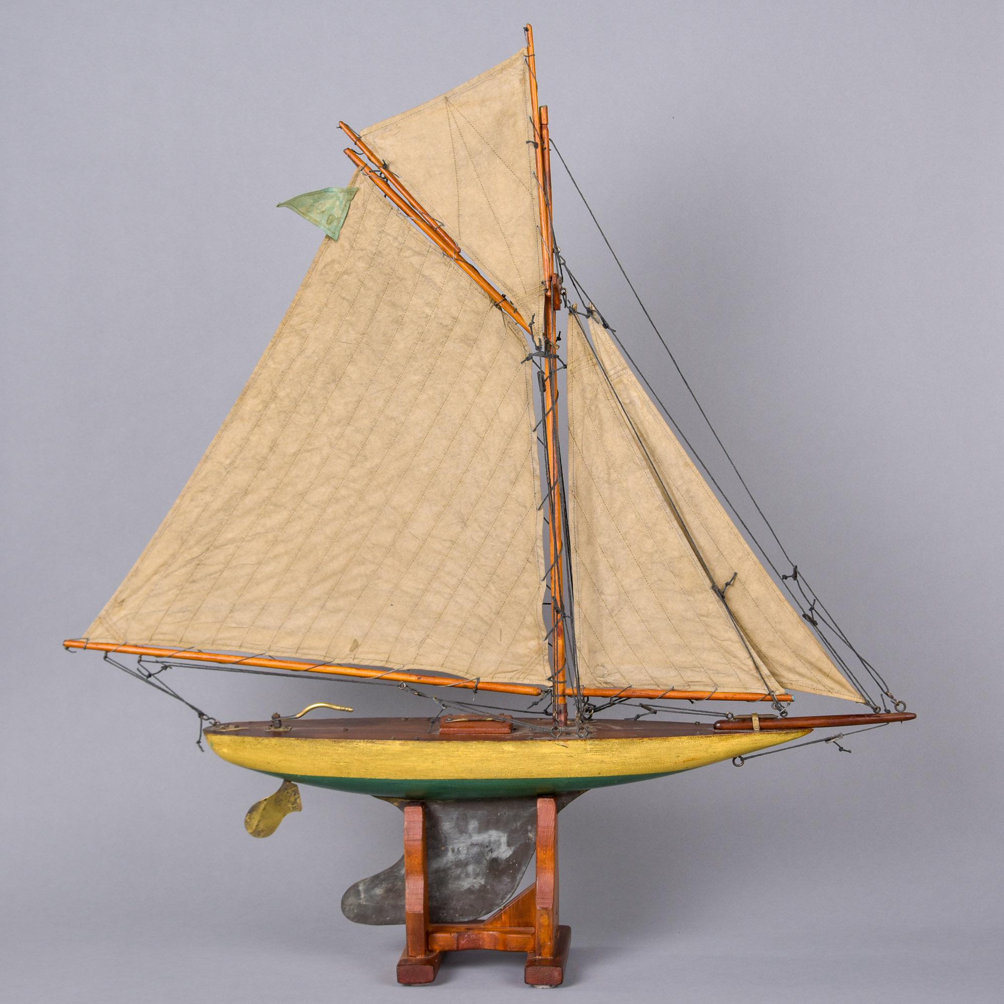 XX secolo Barca da laghetto inglese su cavalletto con vele originali Timone in ottone Chiglia in zinco C.C. 1940 in vendita