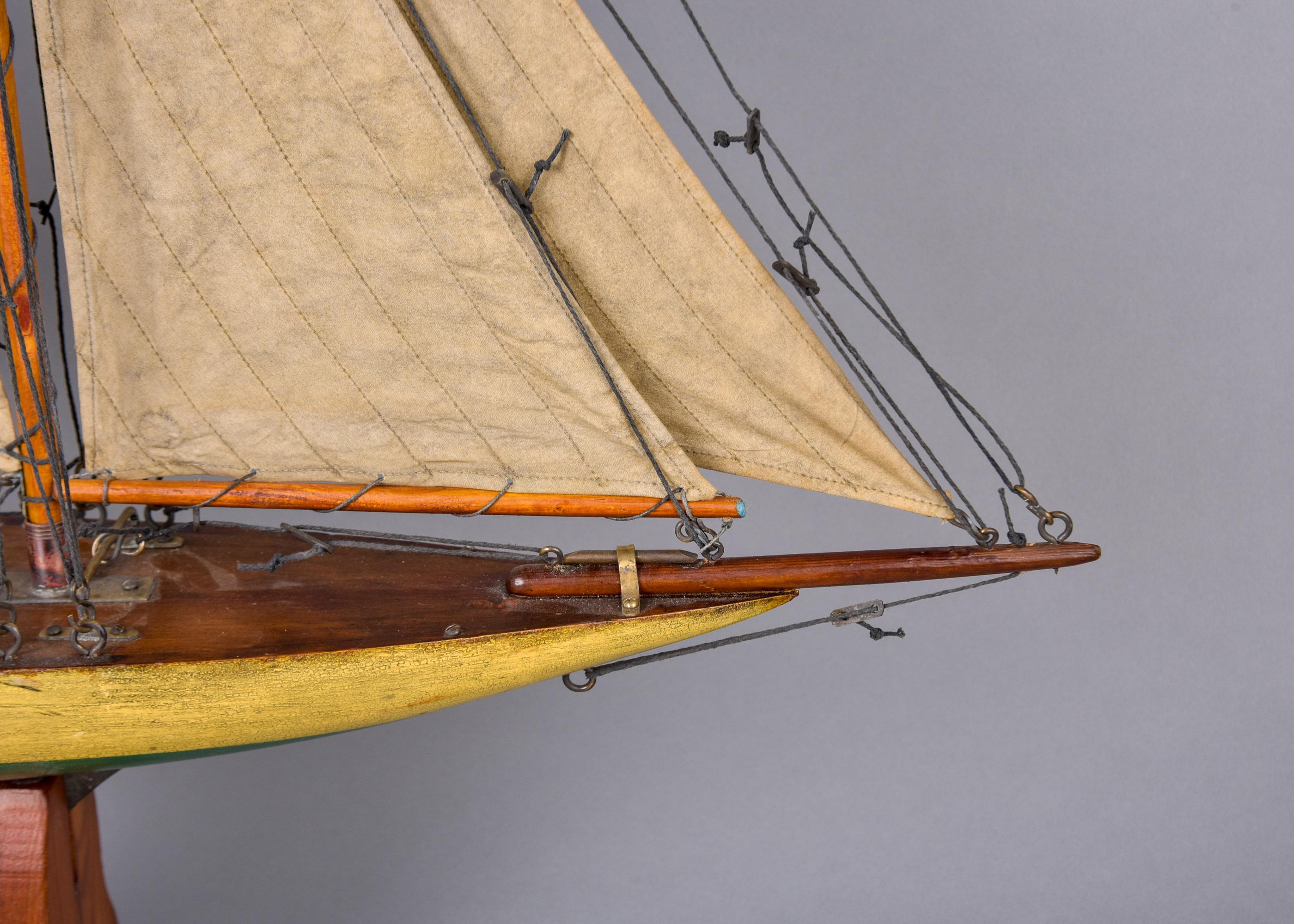 Ottone Barca da laghetto inglese su cavalletto con vele originali Timone in ottone Chiglia in zinco C.C. 1940 in vendita
