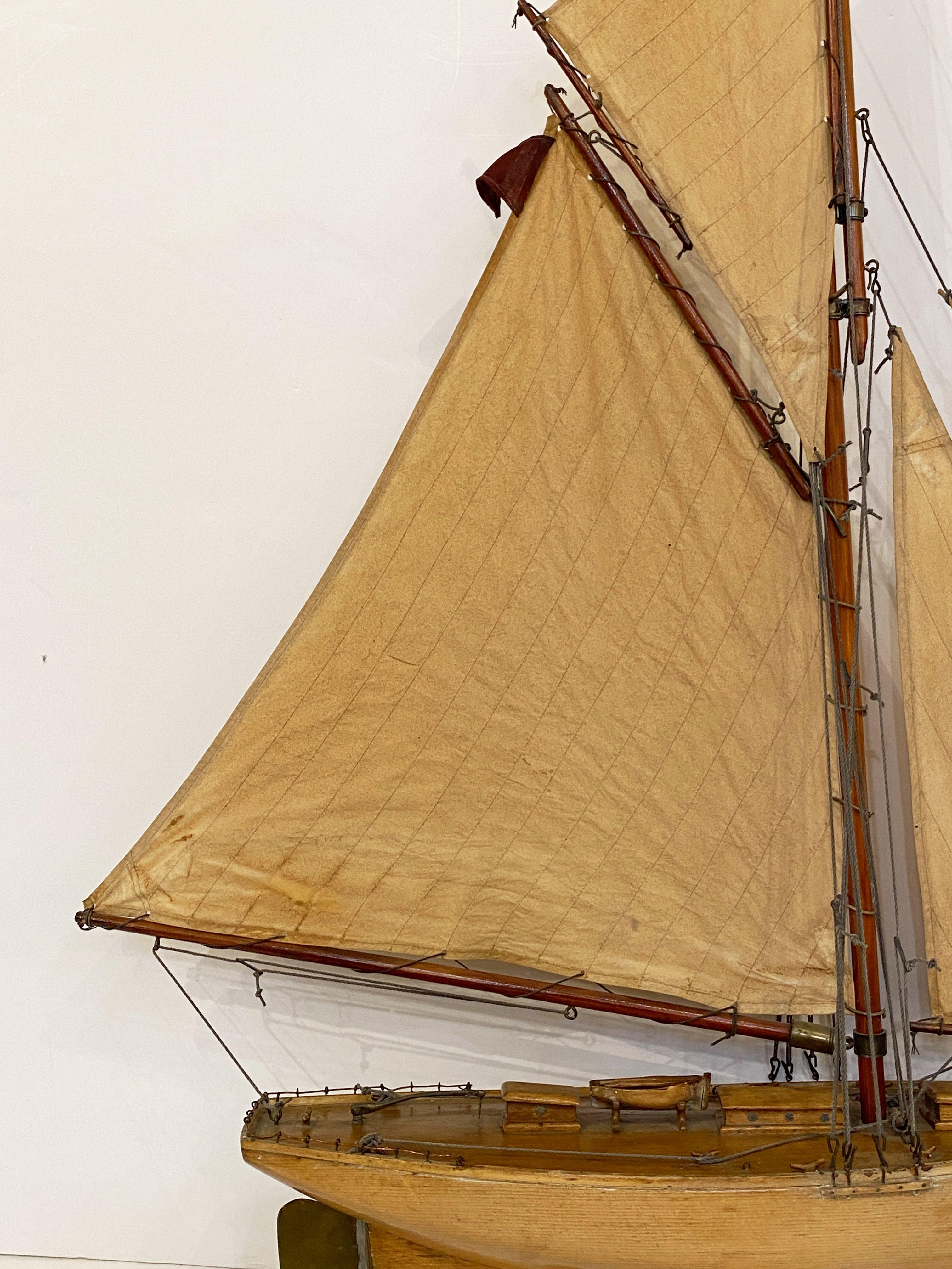 English Pond Yacht on Stand from the Edwardian Era (H 41 1/2 x W 33) For Sale 5