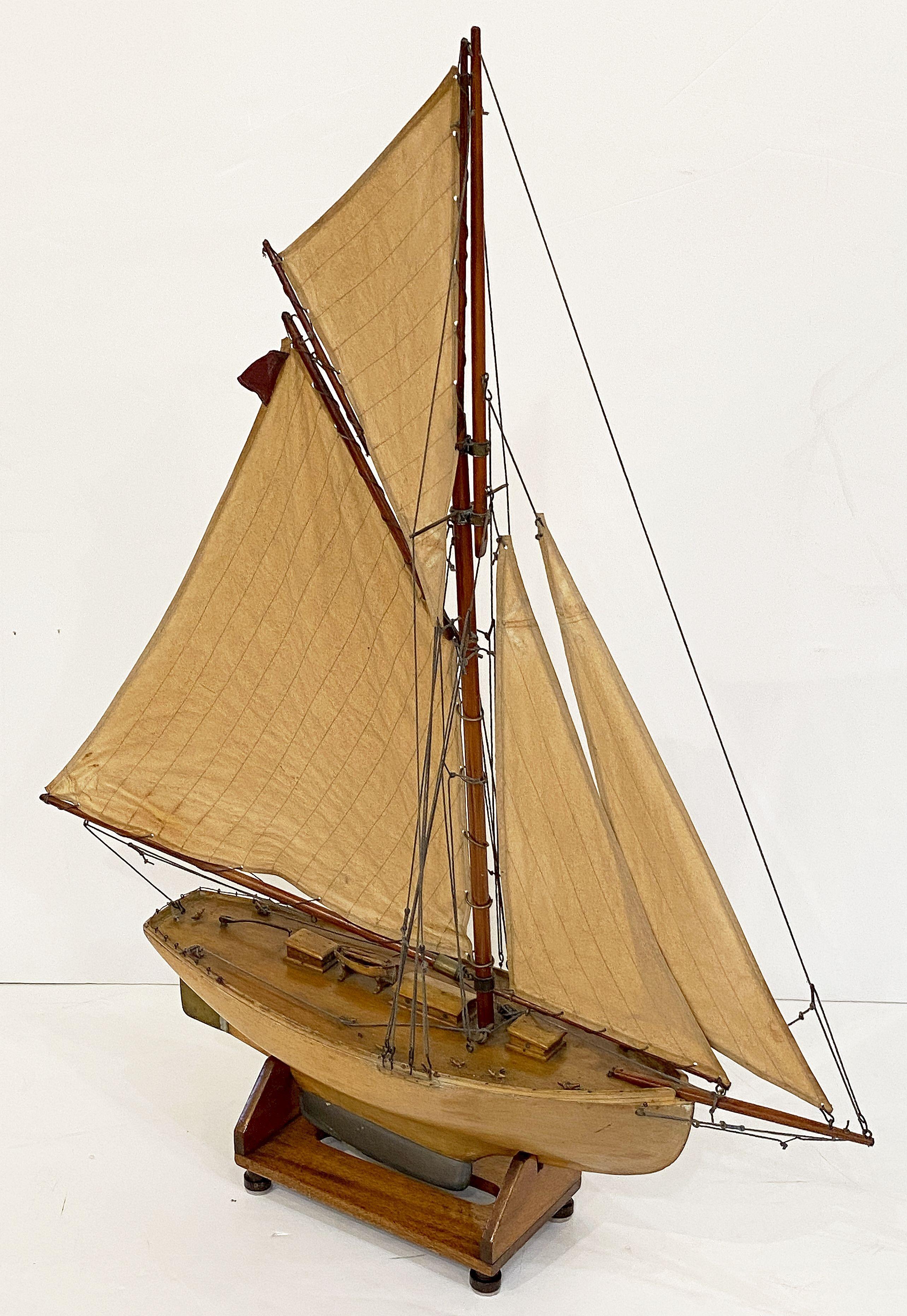 English Pond Yacht on Stand from the Edwardian Era (H 41 1/2 x W 33) For Sale 9