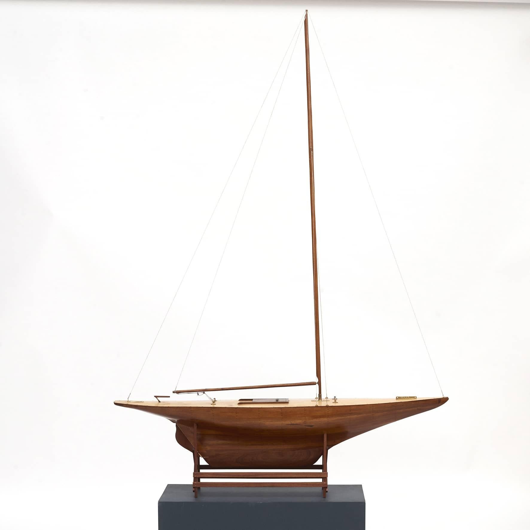 Large elegant wooden pond yacht model.
High quality, hand-built.

Hull made in mahogany, deck in maple wood.
Very decorative and beautifully executed, almost like a 