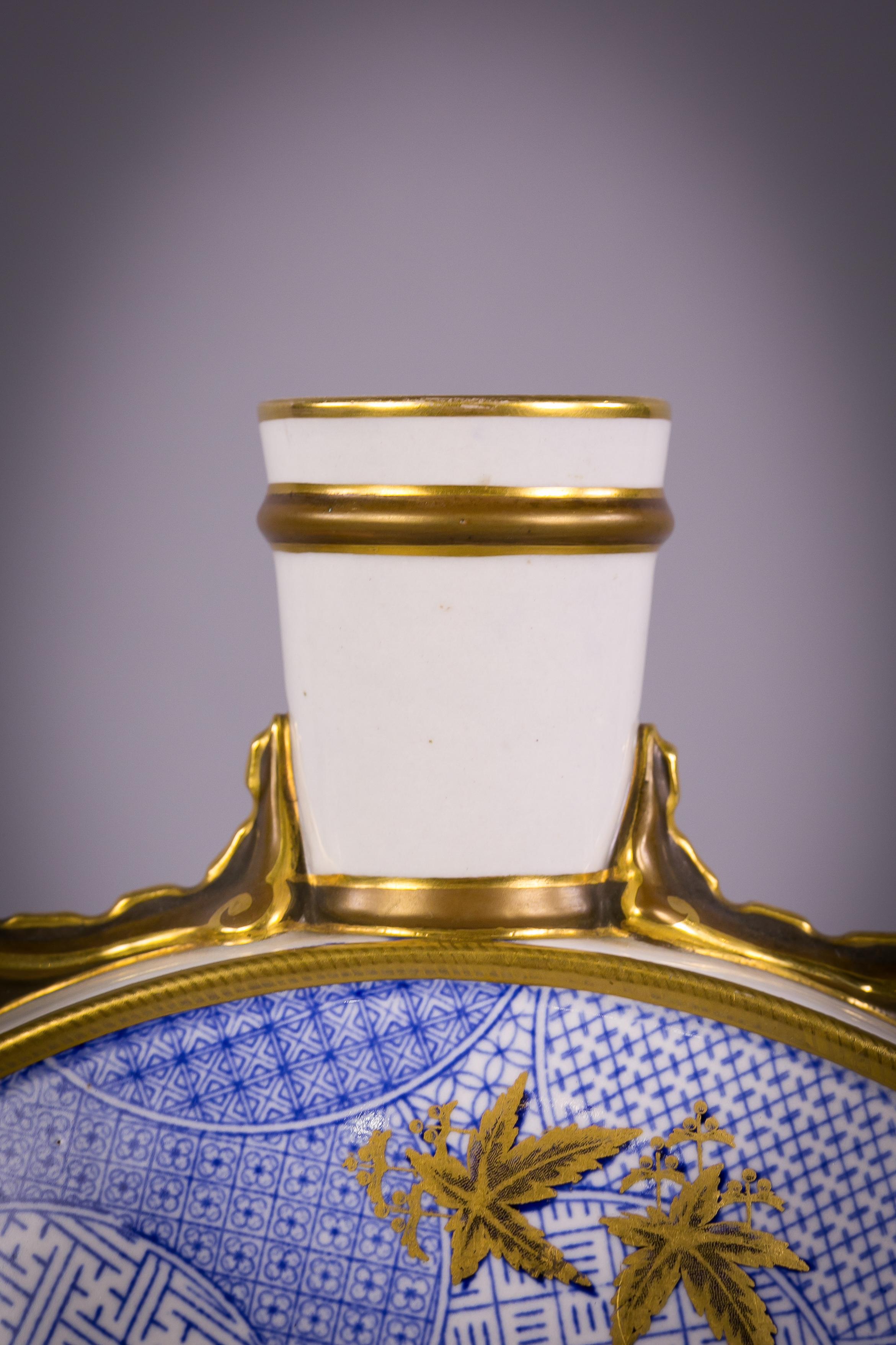 Vase en porcelaine anglaise de la période esthétique orientaliste, vers 1880 Bon état - En vente à New York, NY
