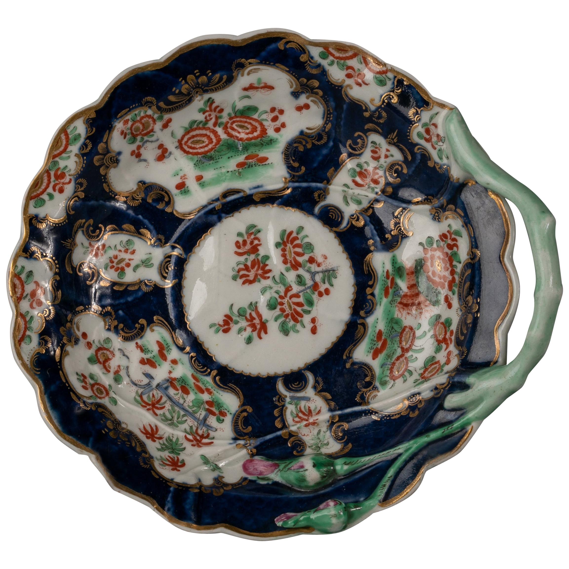Plato de porcelana inglesa de escala azul con dibujo de conde ciego, Worcester, hacia 1770