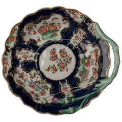 Plato de porcelana inglesa de escala azul con dibujo de conde ciego, Worcester, hacia 1770