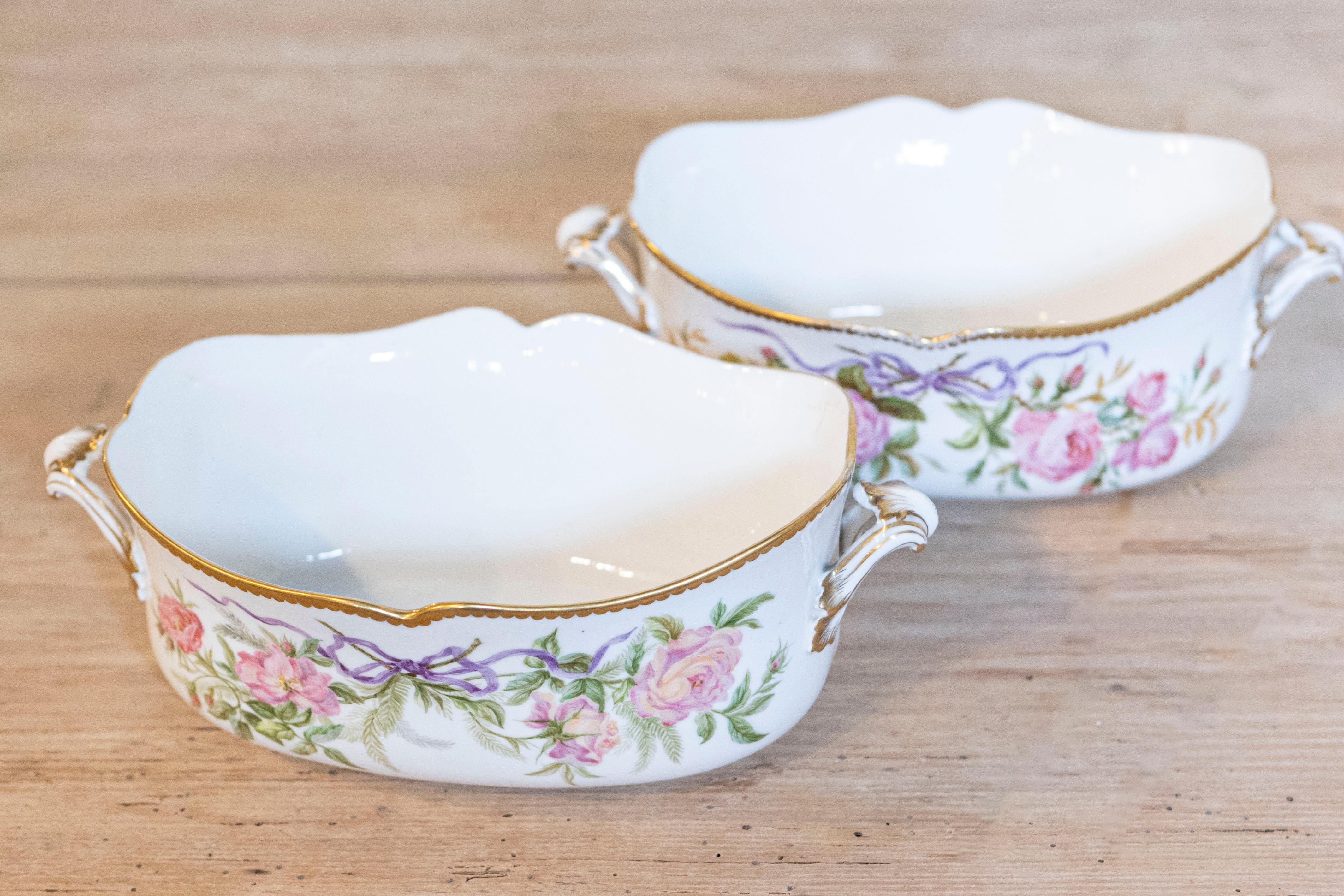 English Porcelain Bowls Depicting Bouquets of Pink Roses with Gilt Accents In Good Condition For Sale In Atlanta, GA