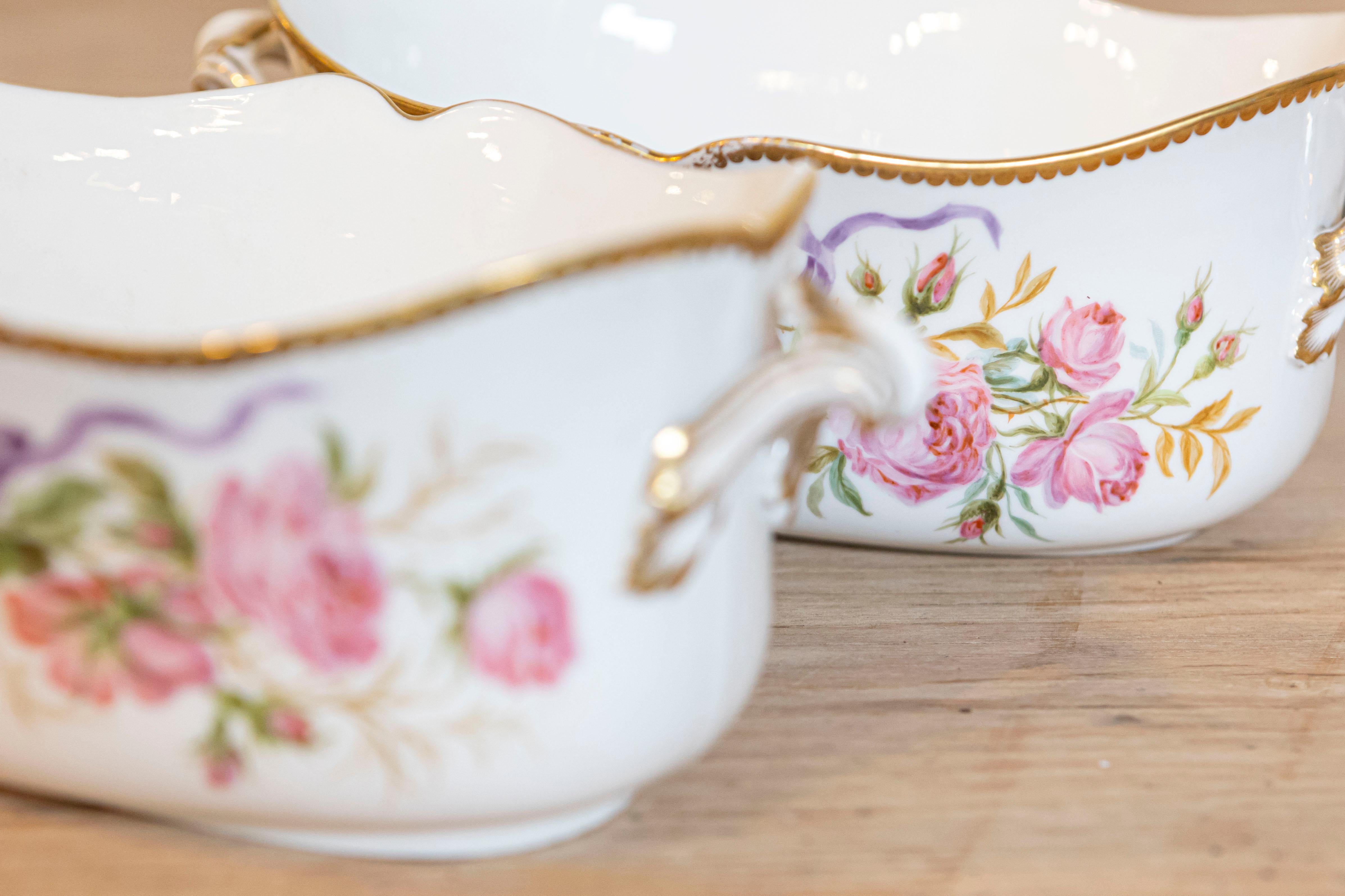 English Porcelain Bowls Depicting Bouquets of Pink Roses with Gilt Accents For Sale 1