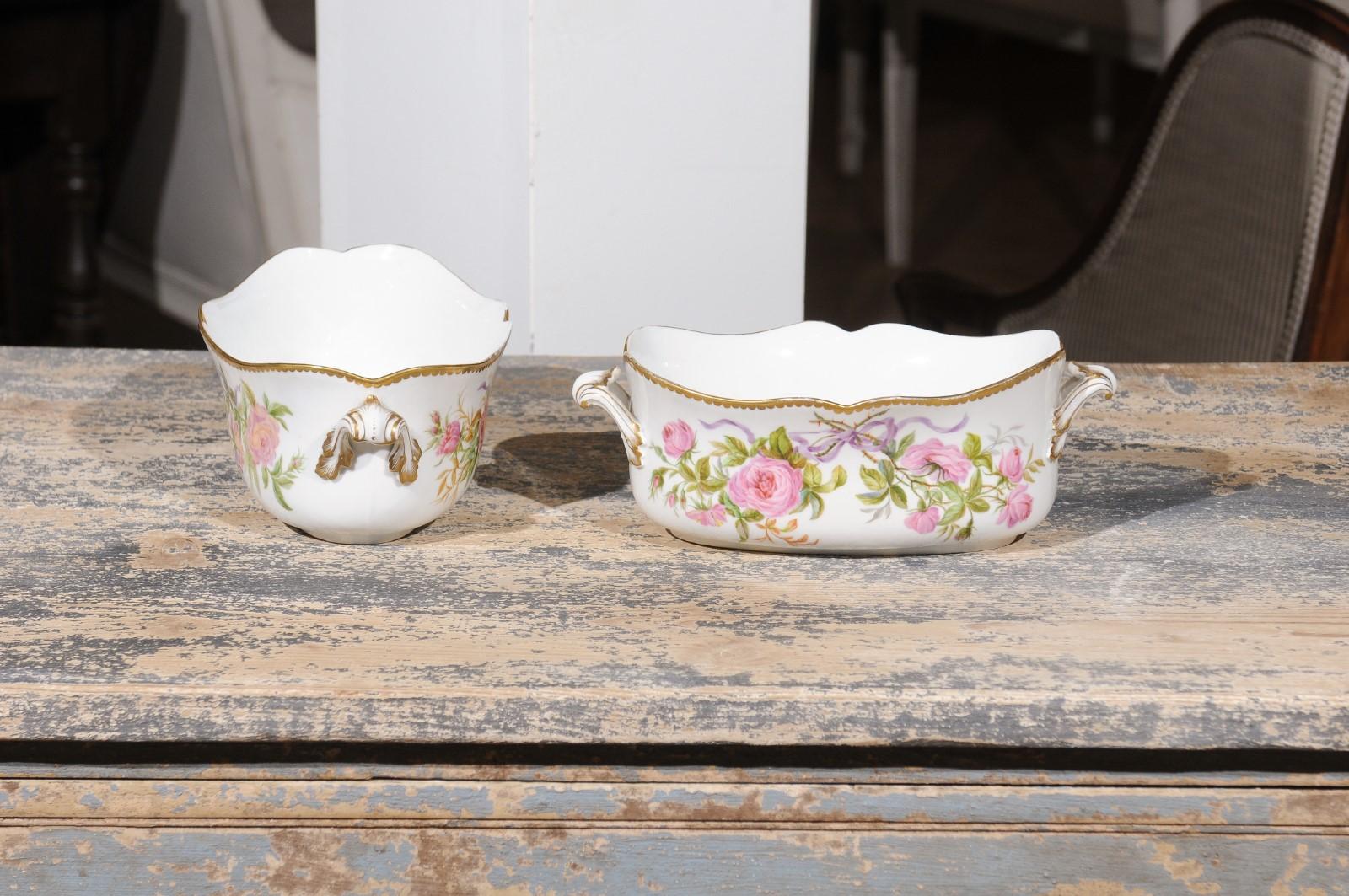 English Porcelain Bowls Depicting Bouquets of Pink Roses with Gilt Accents For Sale 2