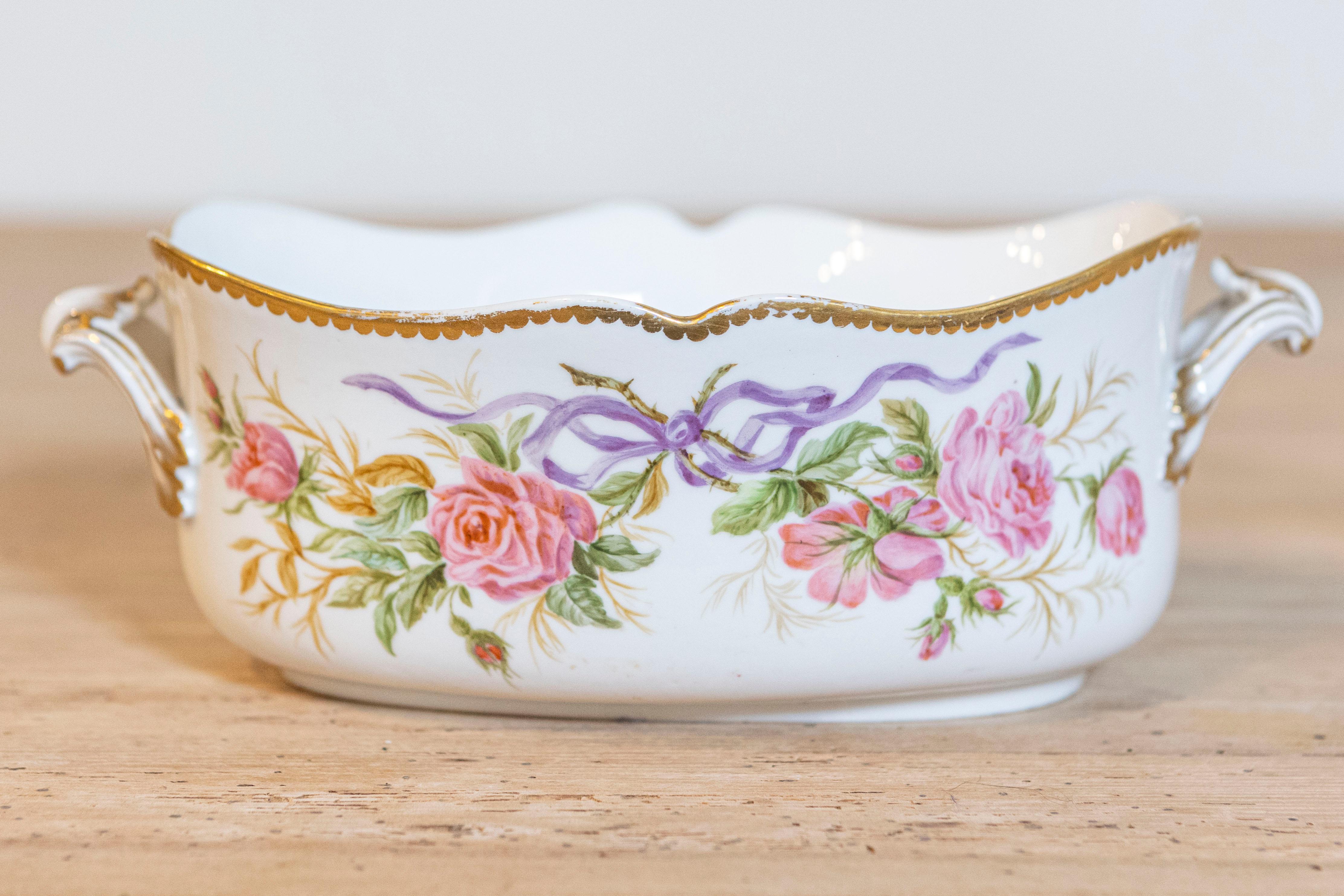 English Porcelain Bowls Depicting Bouquets of Pink Roses with Gilt Accents For Sale 2