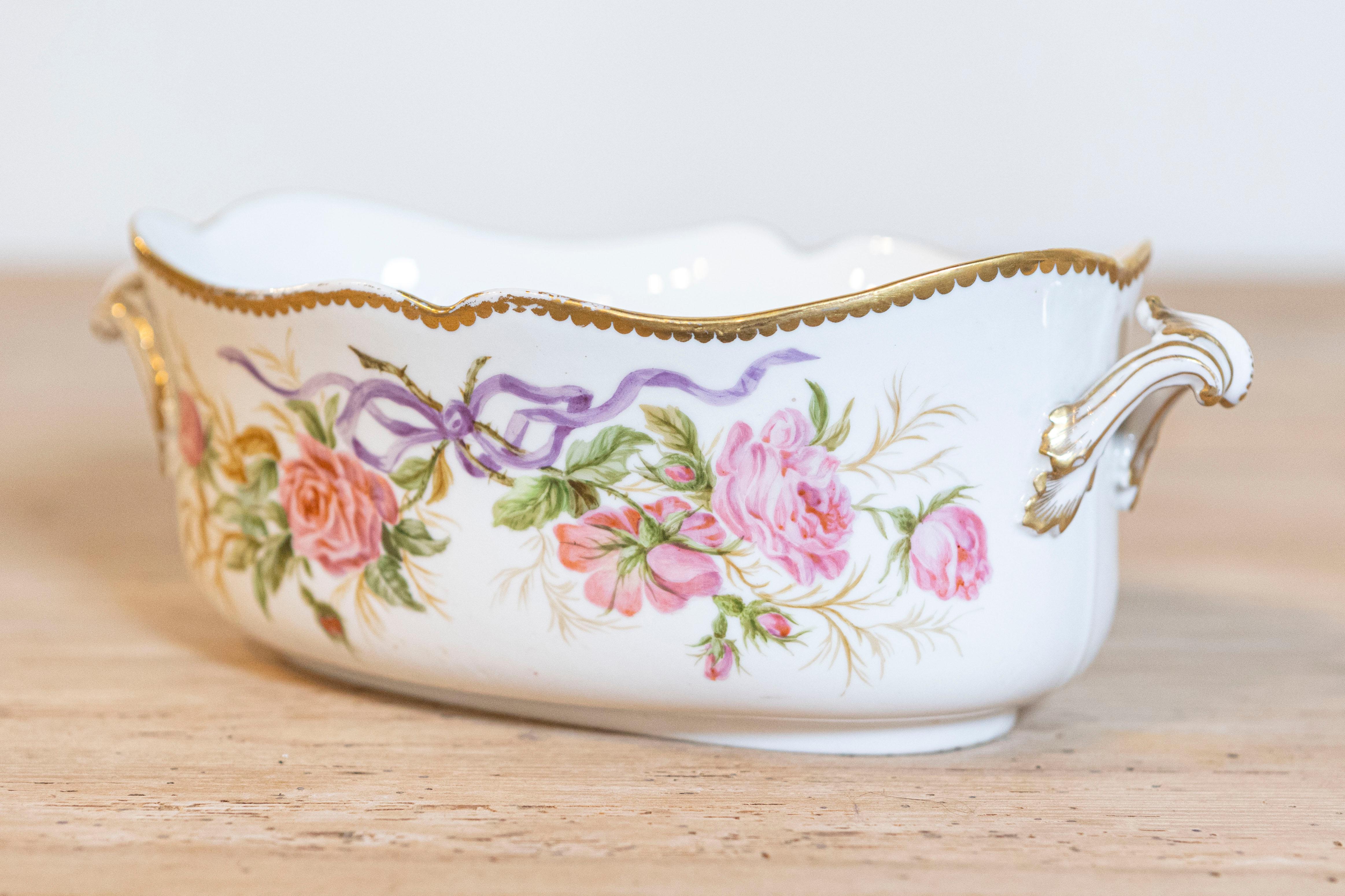 English Porcelain Bowls Depicting Bouquets of Pink Roses with Gilt Accents For Sale 3