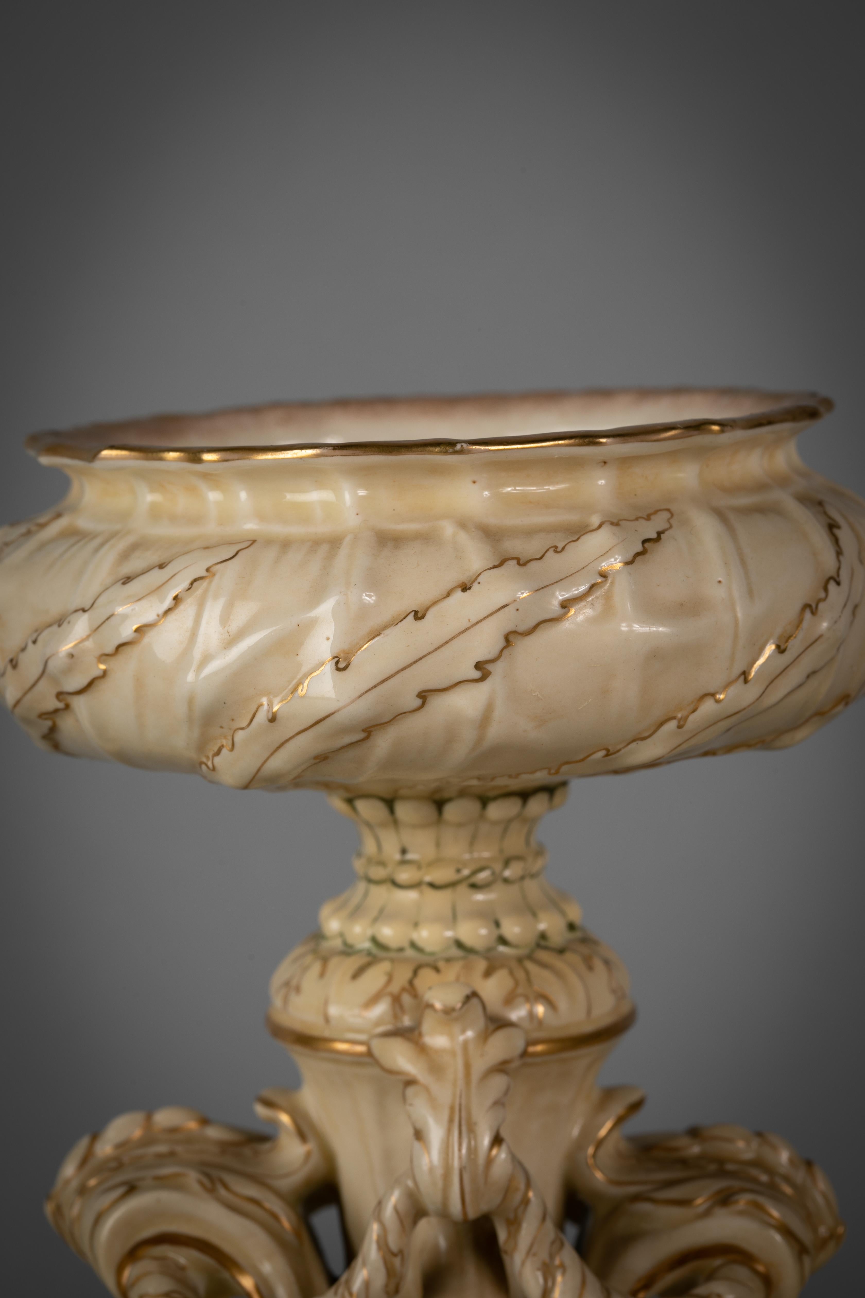 Englischer Porzellan-Kandelaber Epergne, Doulton Burslem, um 1880 (Spätes 19. Jahrhundert) im Angebot