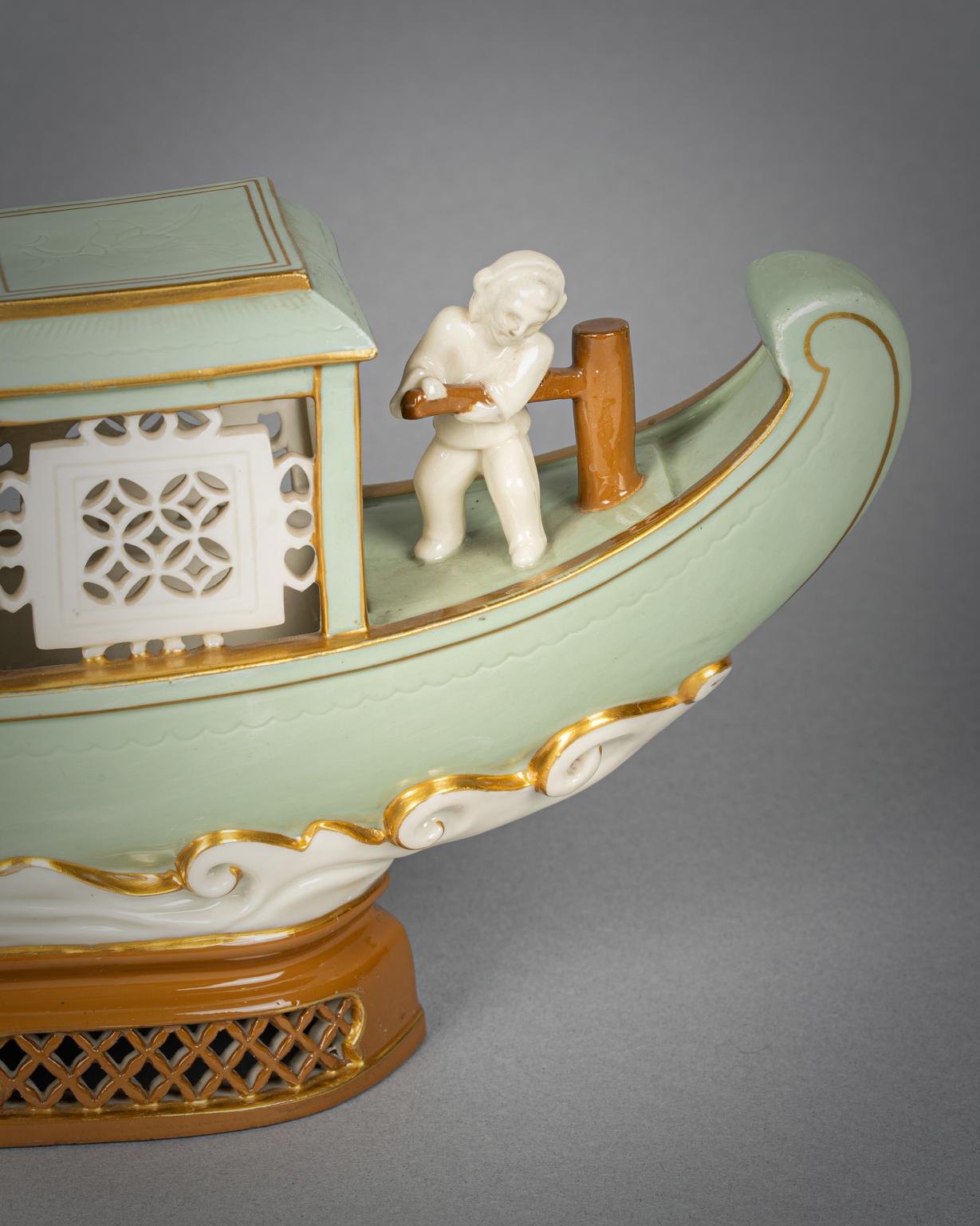 Barco ornamental chino de porcelana inglesa con figuras, Minton, circa 1880 en Bueno estado para la venta en New York, NY