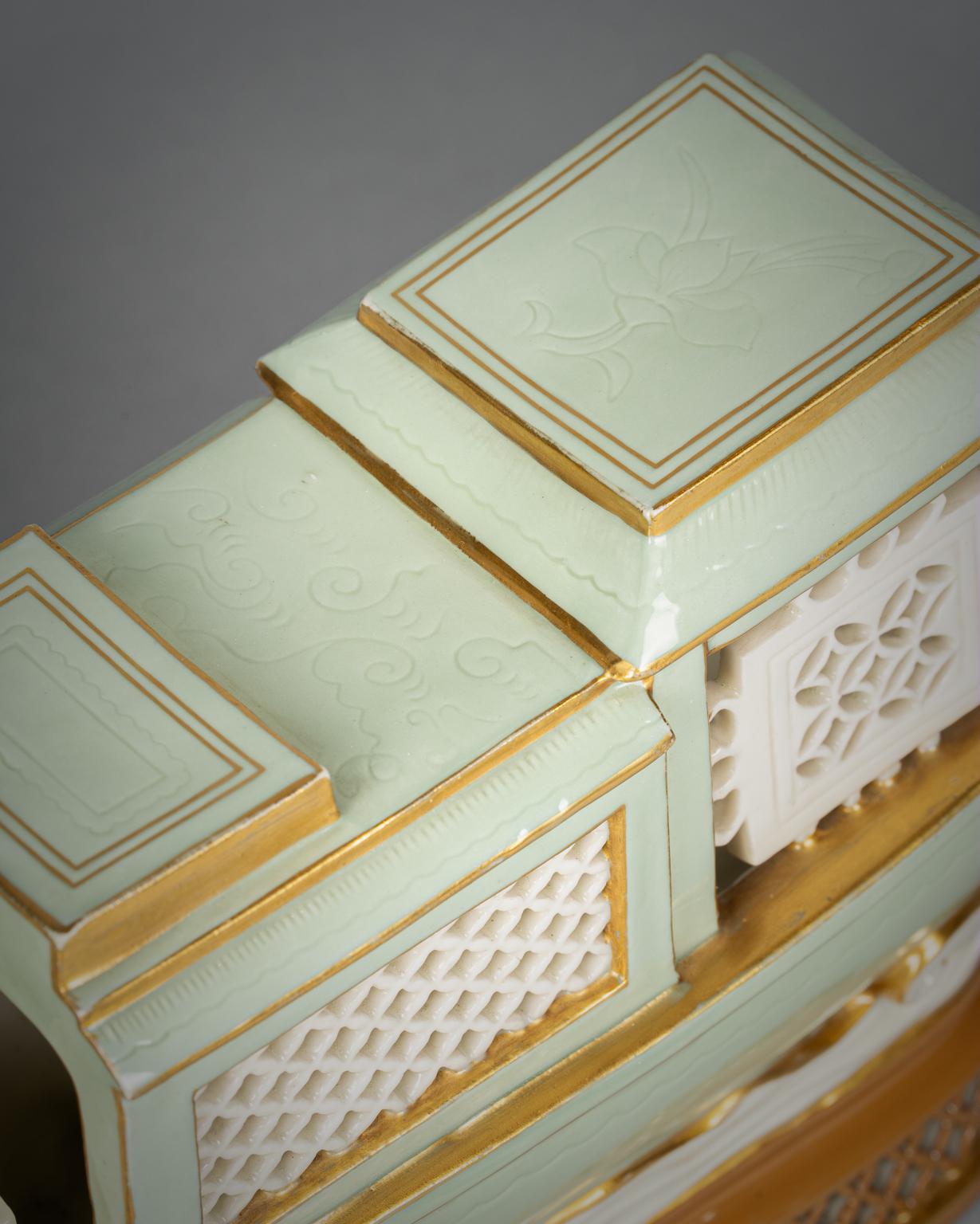 Barco ornamental chino de porcelana inglesa con figuras, Minton, circa 1880 Porcelana en venta