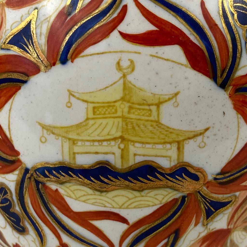 Théière Imari en porcelaine anglaise Chinoiserie Bon état - En vente à Downingtown, PA