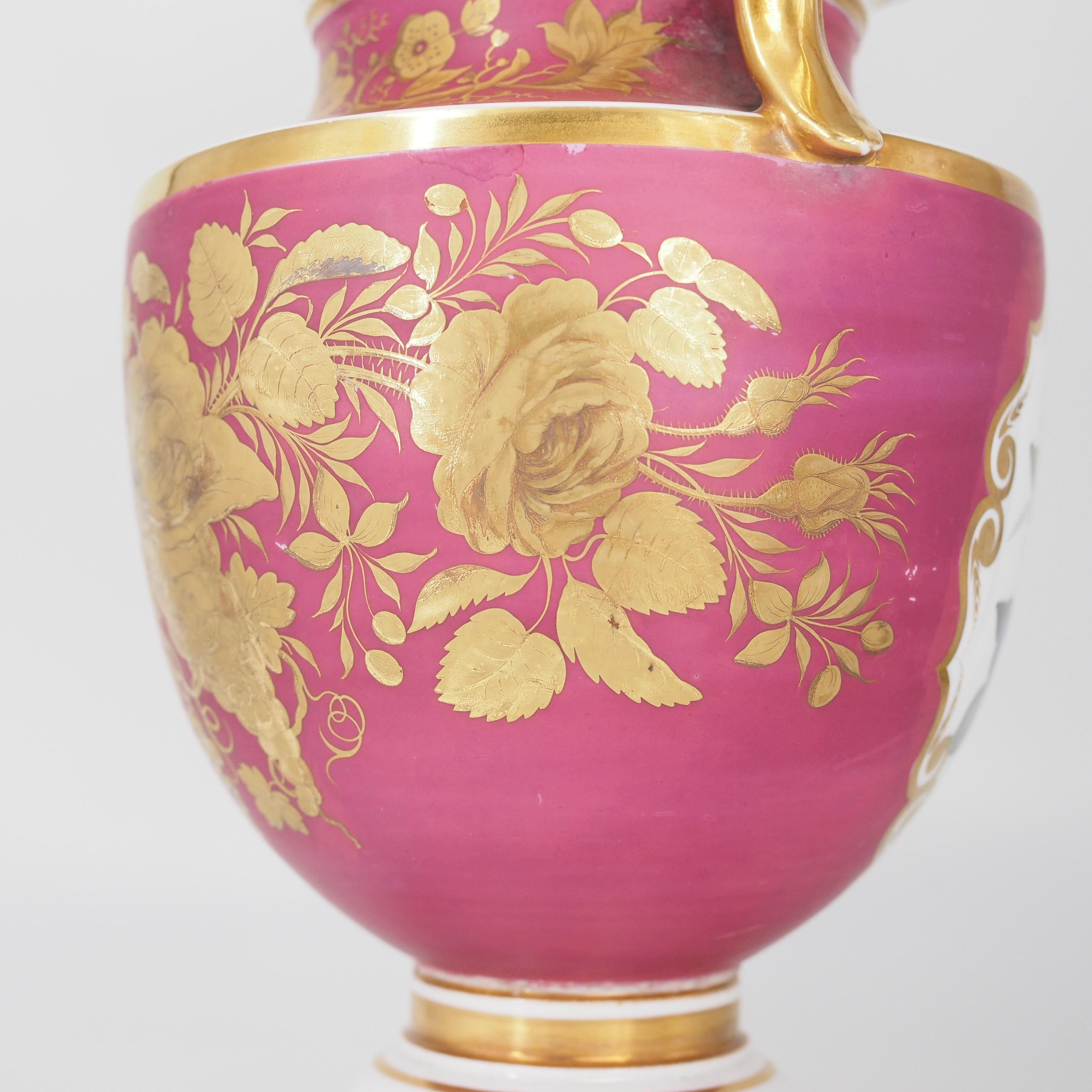 Klassische Vase aus englischem Porzellan mit Blumentafeln, Claret-Grund, um 1825 (Handbemalt) im Angebot