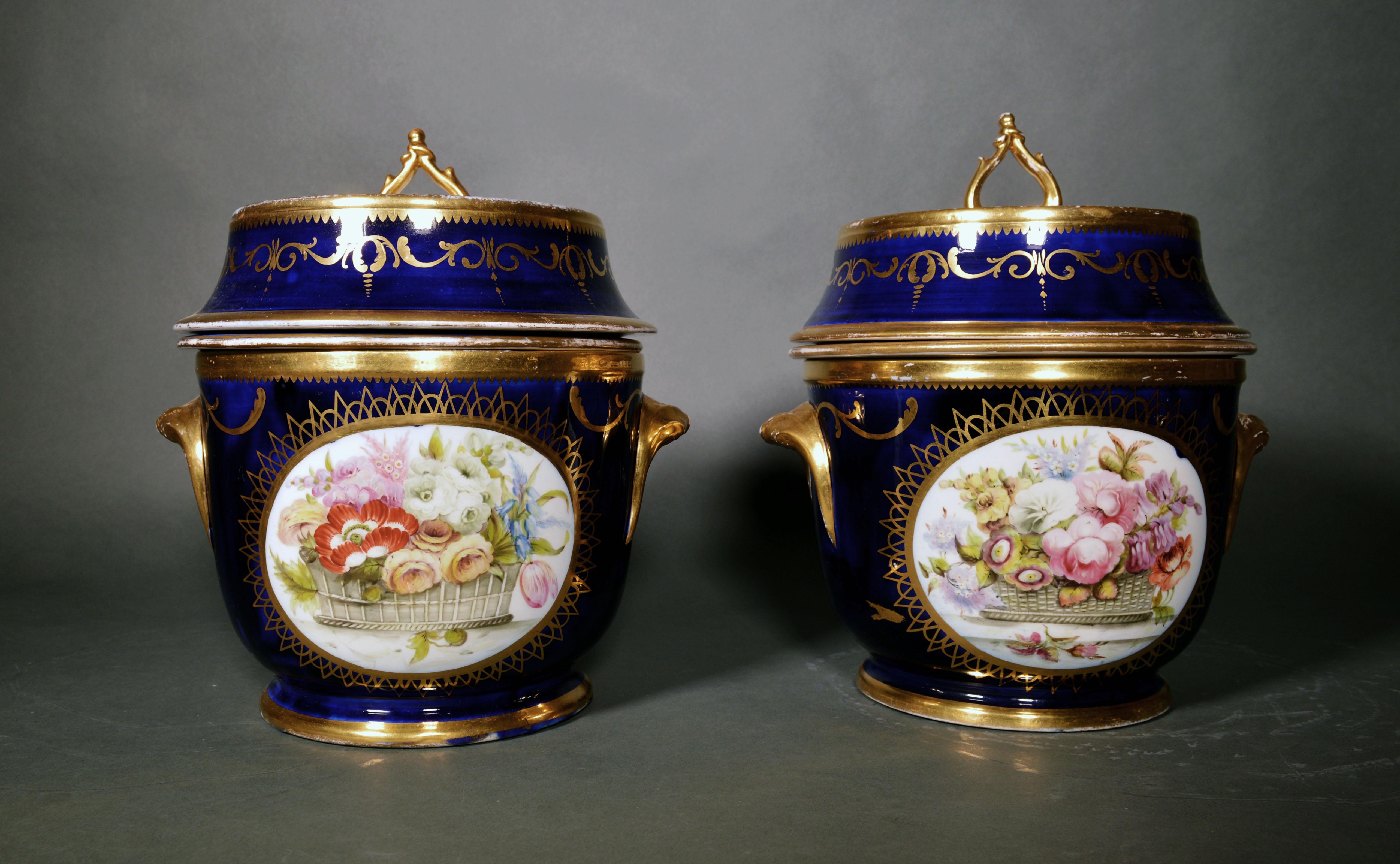 English porcelain Coalport pair of botanical fruit coolers, covers, and liners,
circa 1820-1825.


The superb Coalport Porcelain fruit coolers, covers and liners, sometimes also referred to as ice coolers, have a mazarine-blue ground with panels