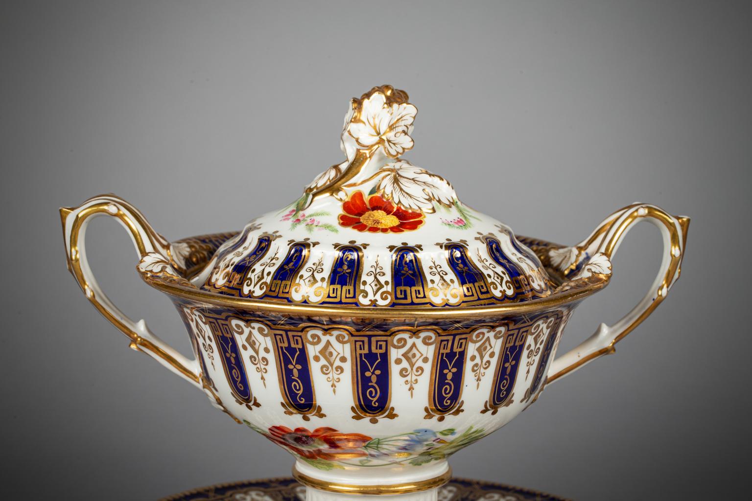 Milieu du XIXe siècle Service à dessert en porcelaine anglaise de couleur cobalt, vers 1830 en vente
