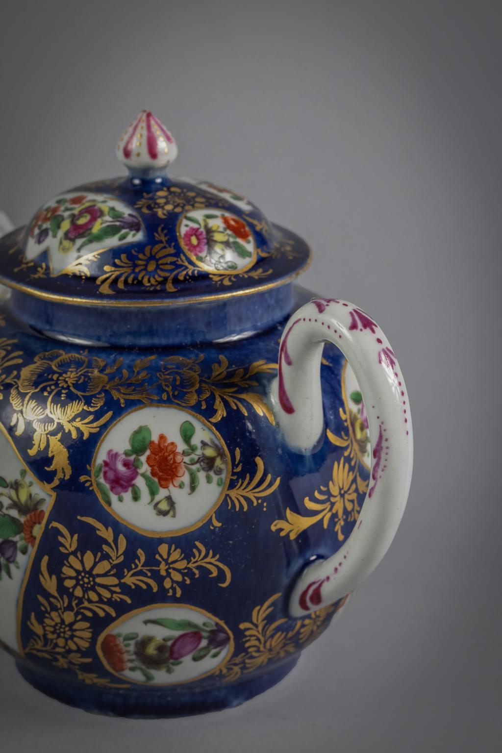 English Porcelain Covered Teapot and Stand, Worcester, circa 1765 In Good Condition For Sale In New York, NY