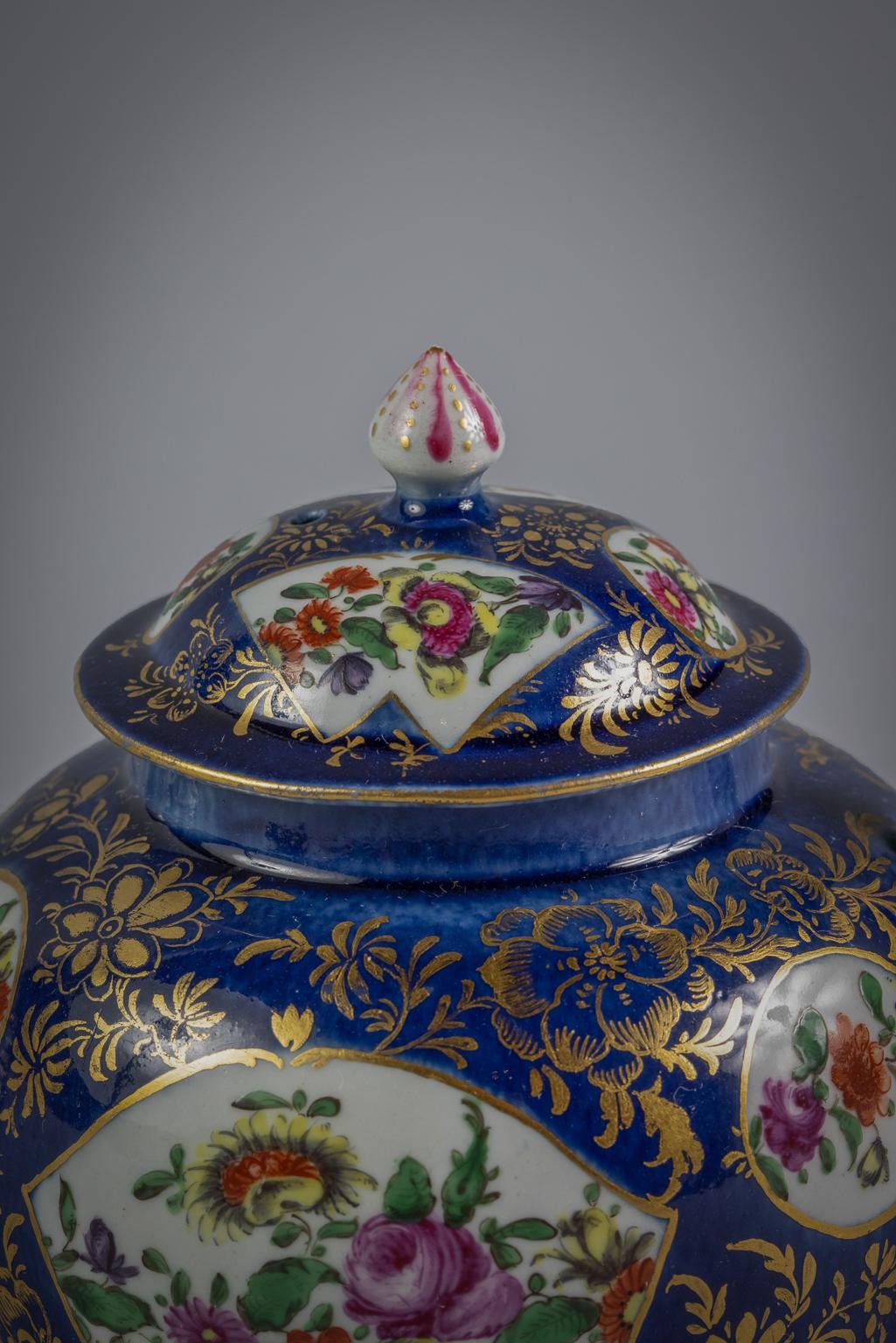 Mid-18th Century English Porcelain Covered Teapot and Stand, Worcester, circa 1765 For Sale