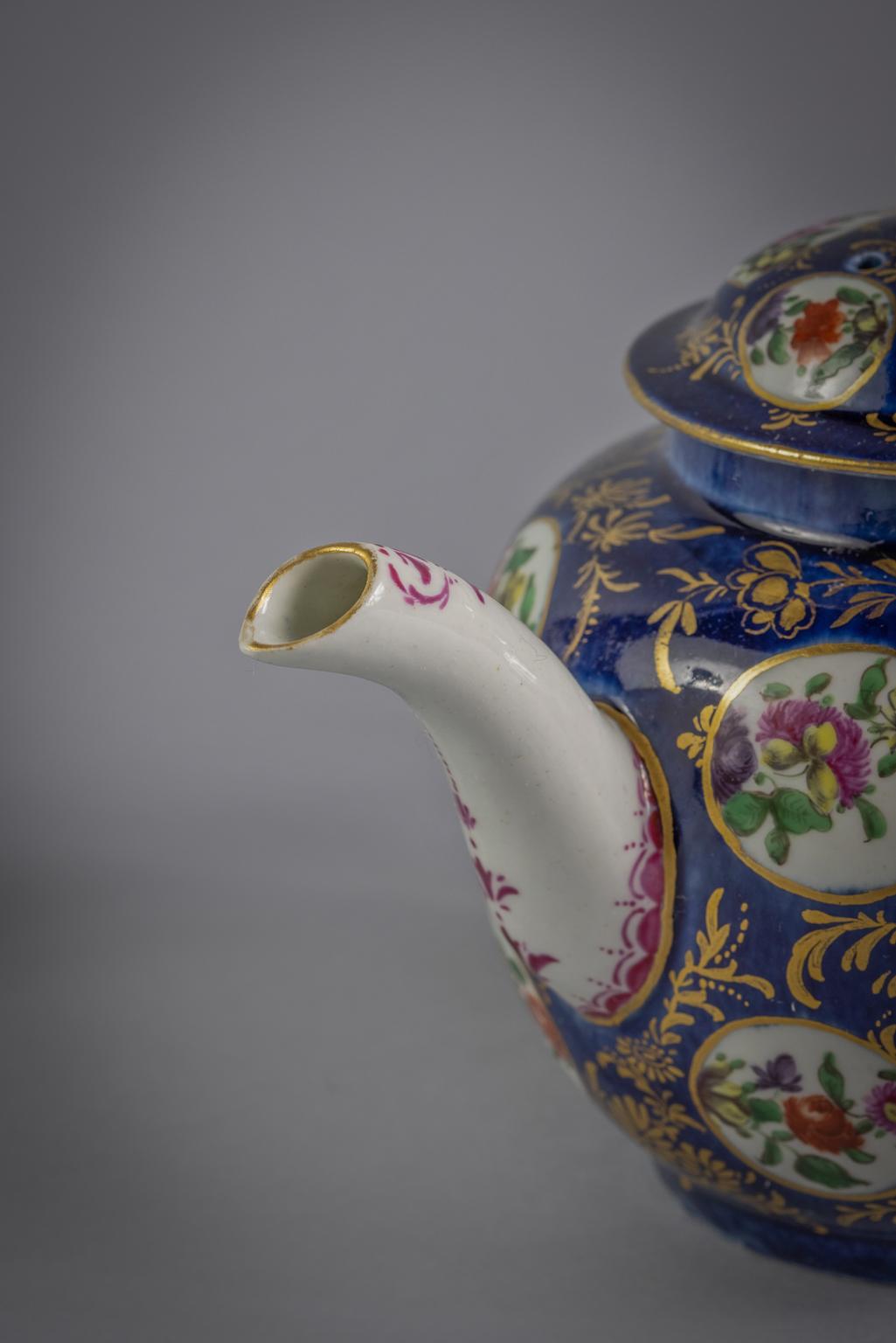 English Porcelain Covered Teapot and Stand, Worcester, circa 1765 For Sale 1