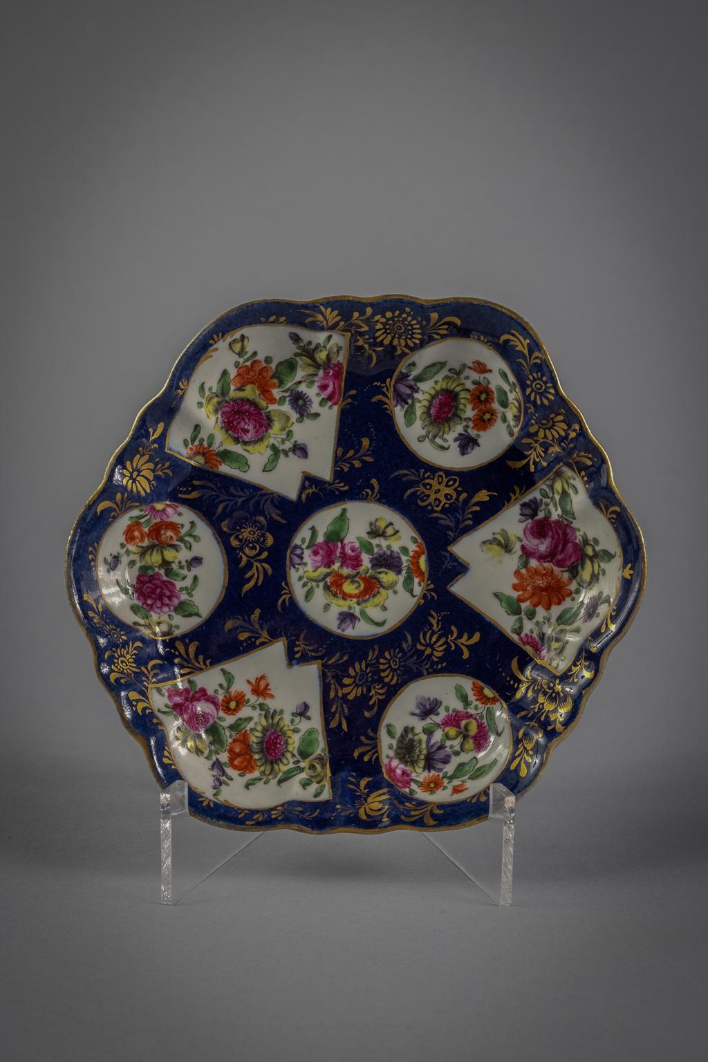 English Porcelain Covered Teapot and Stand, Worcester, circa 1765 For Sale 2