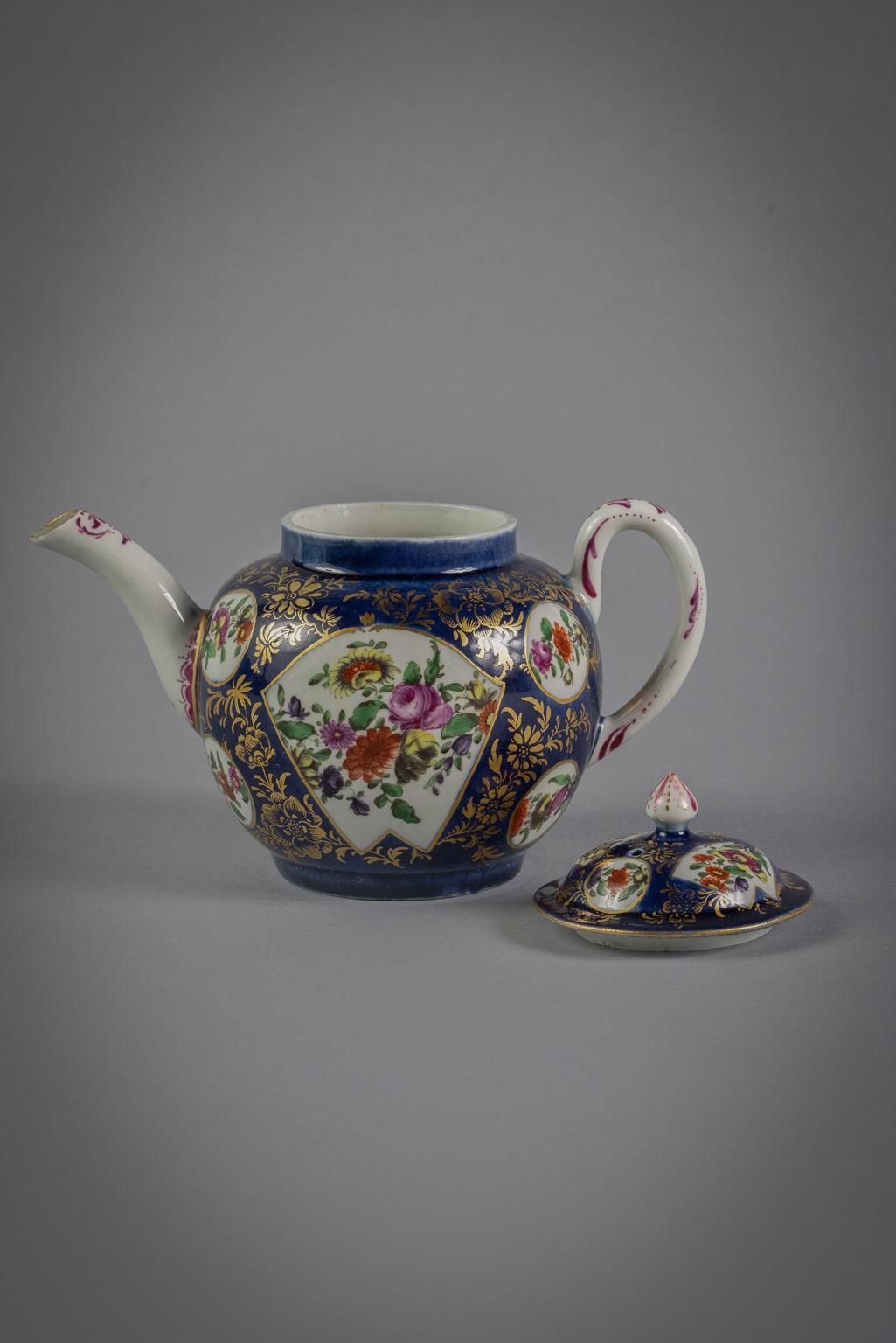 English Porcelain Covered Teapot and Stand, Worcester, circa 1765 For Sale 4
