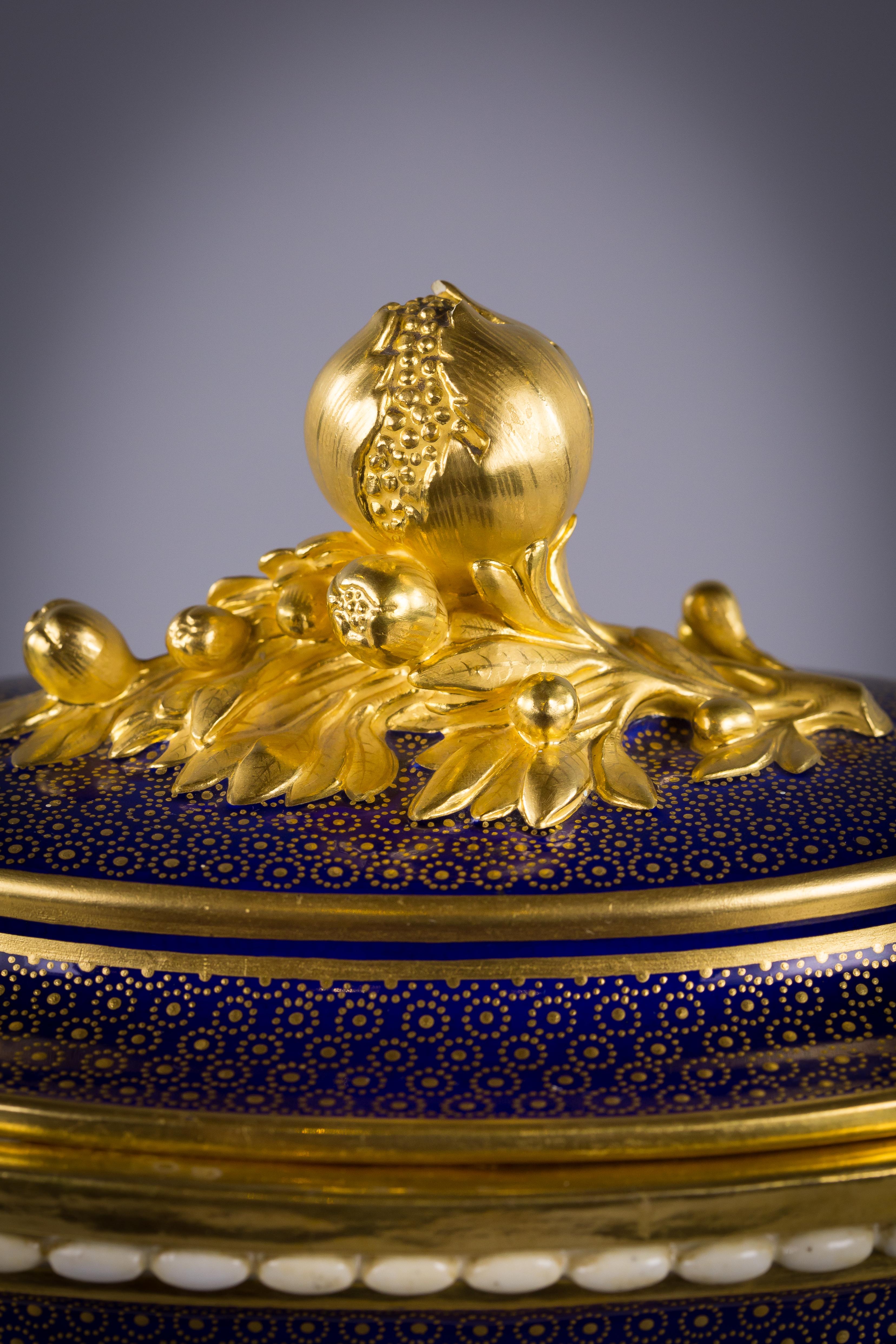 Porcellana Vaso coperto in porcellana inglese, Minton, 1875 circa in vendita