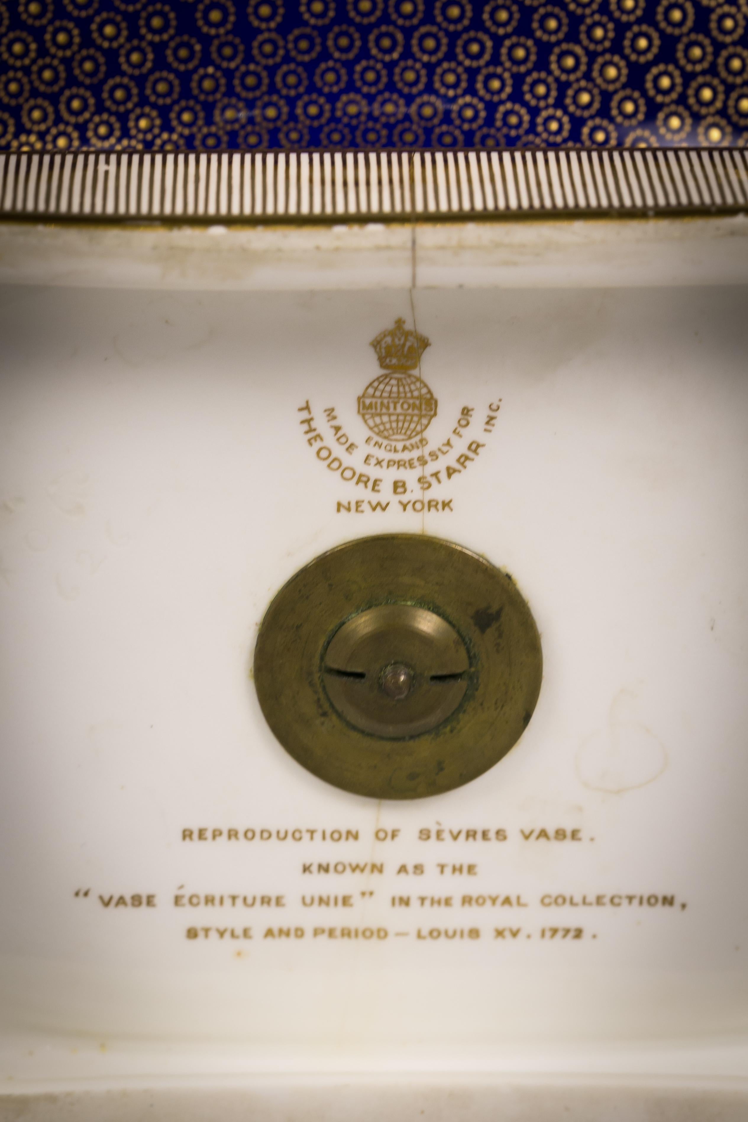 Vaso coperto in porcellana inglese, Minton, 1875 circa in vendita 1
