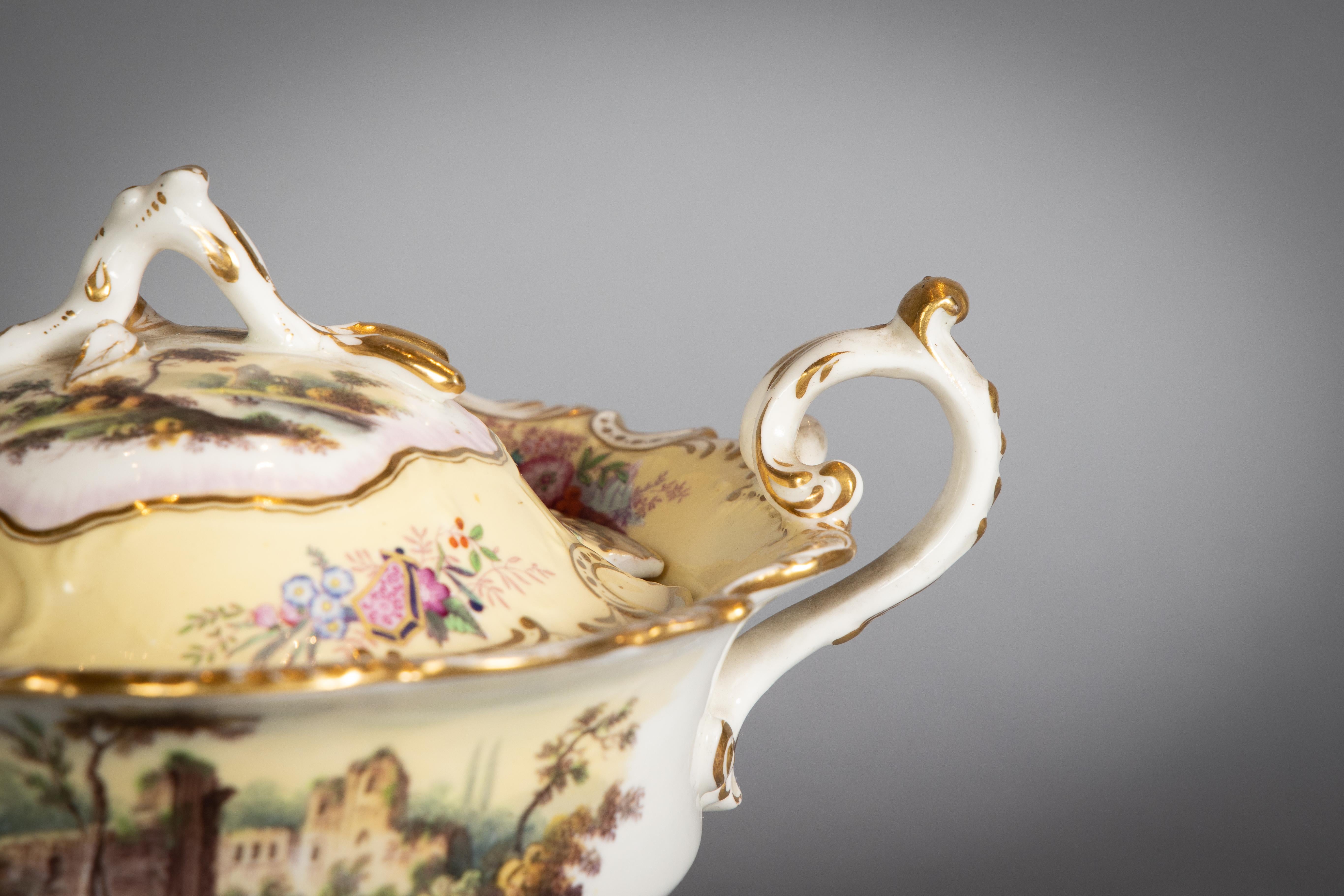 Début du XIXe siècle Service à dessert en porcelaine anglaise, vers 1820 en vente