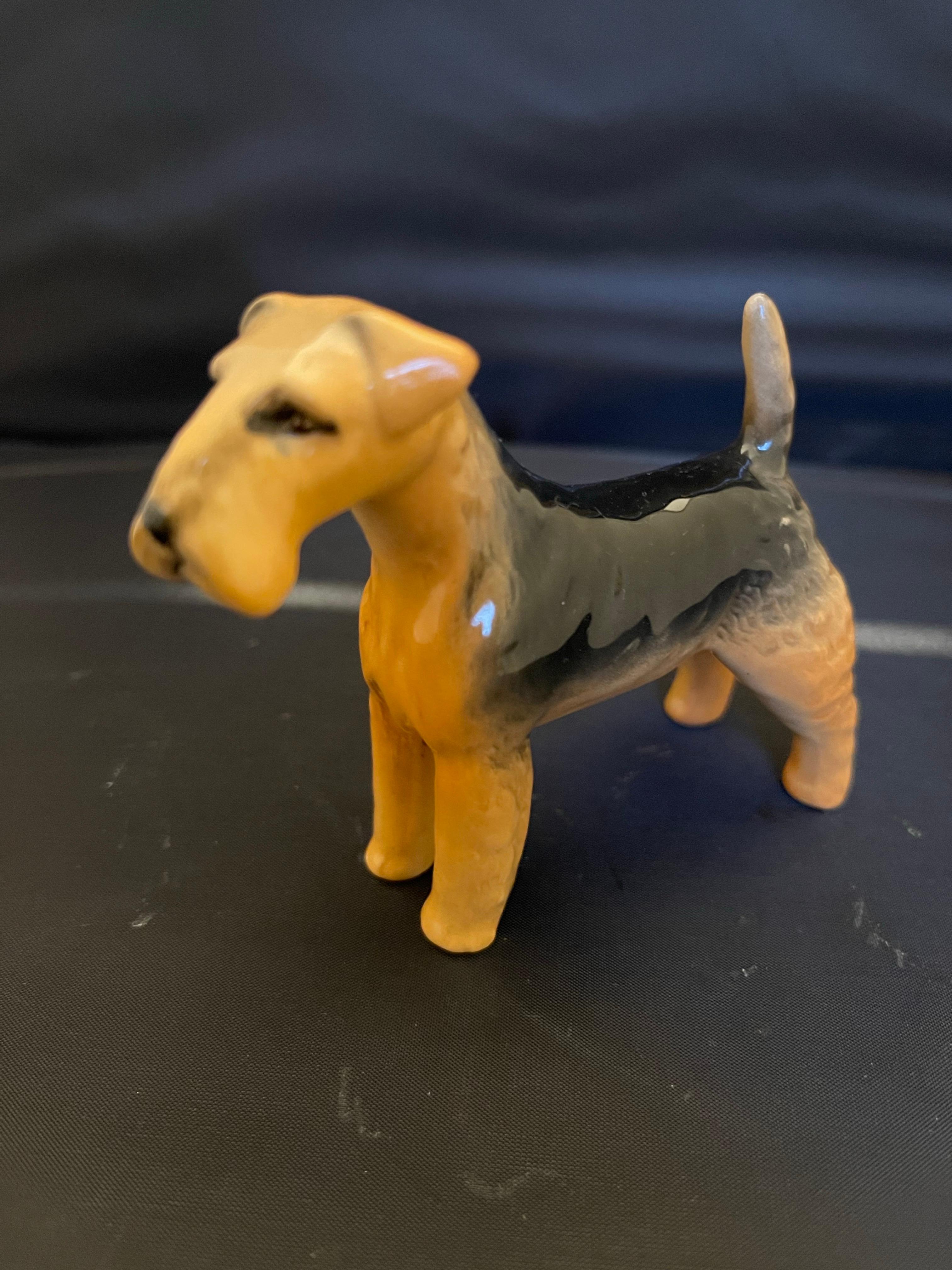 Inglese Figura di cane Fox Terrier in porcellana inglese, 20th Century in vendita