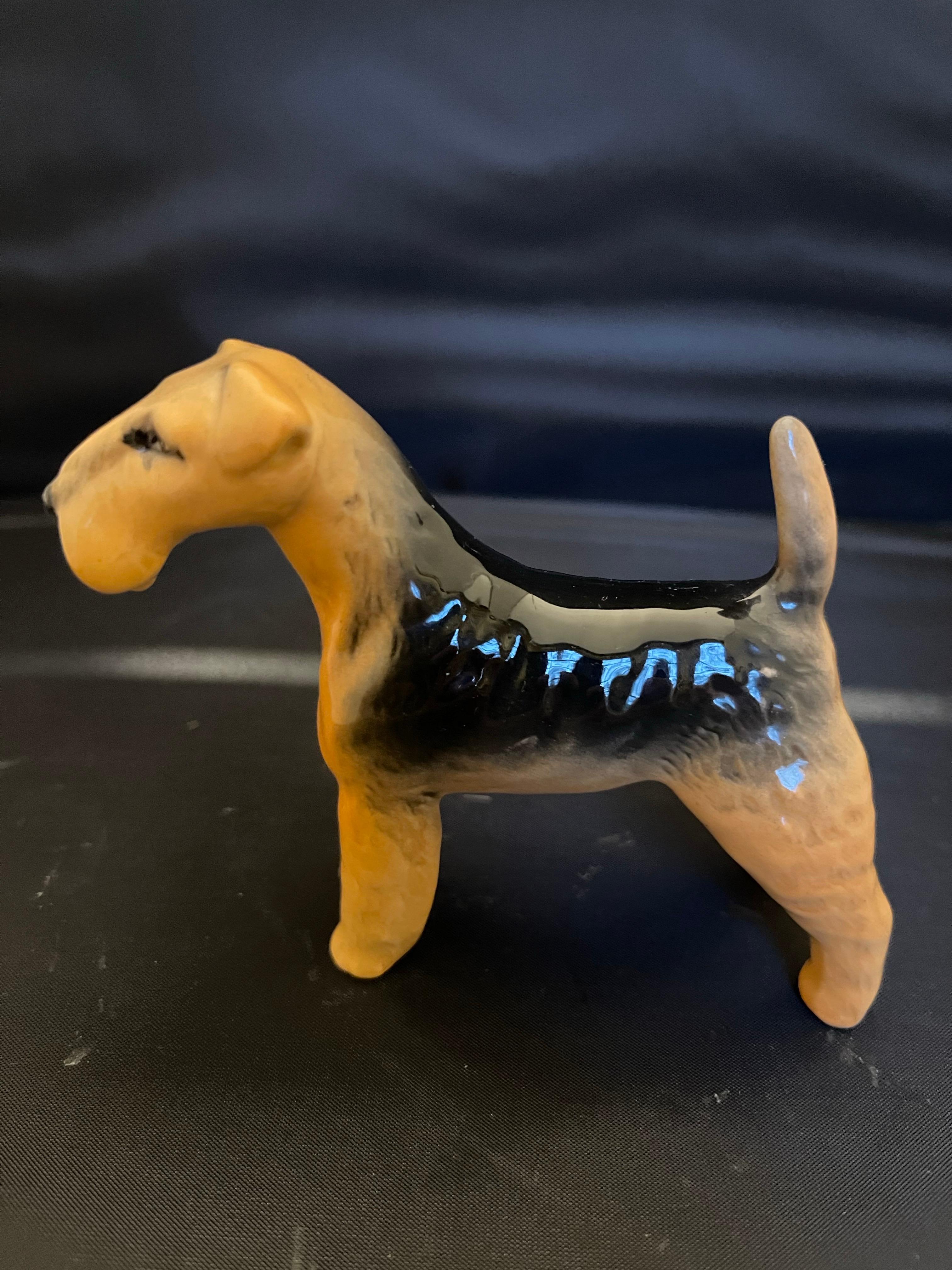 Figura di cane Fox Terrier in porcellana inglese, 20th Century In condizioni buone in vendita a Savannah, GA