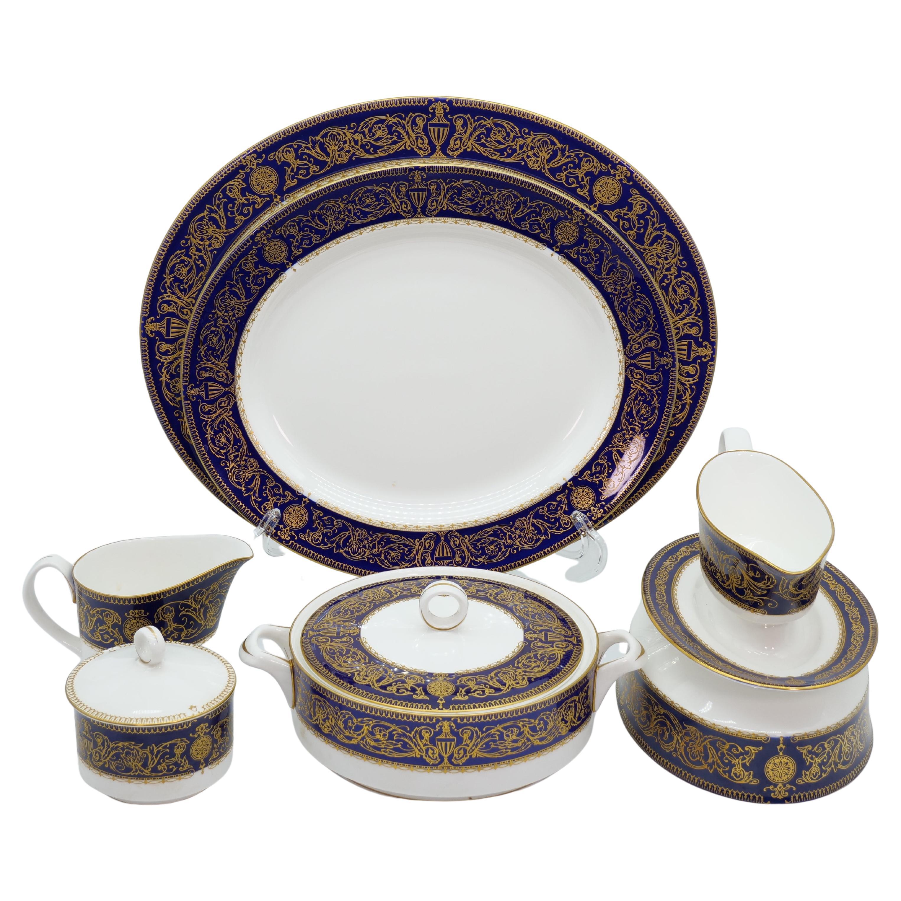 English Porcelain & Gilt Dinner Service For 12 People/ Serving Pieces In Good Condition In Tarry Town, NY