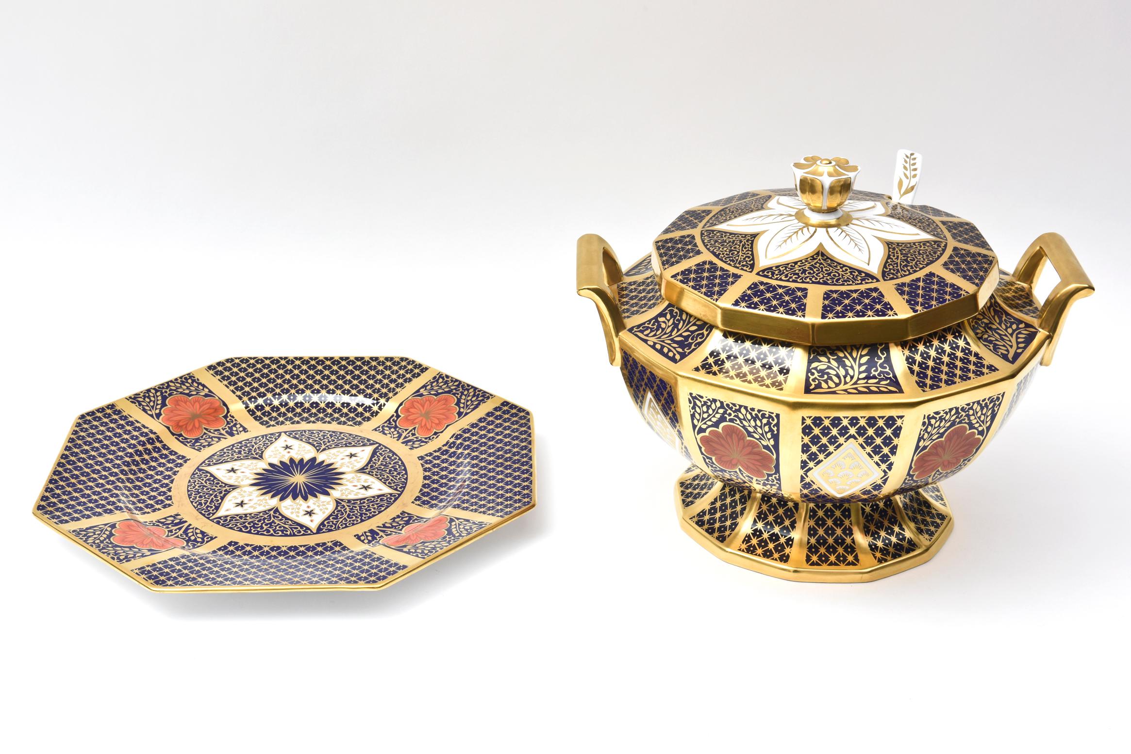 Late 20th Century English Porcelain Imari Pattern Tureen with Underplate, Vibrantly Painted