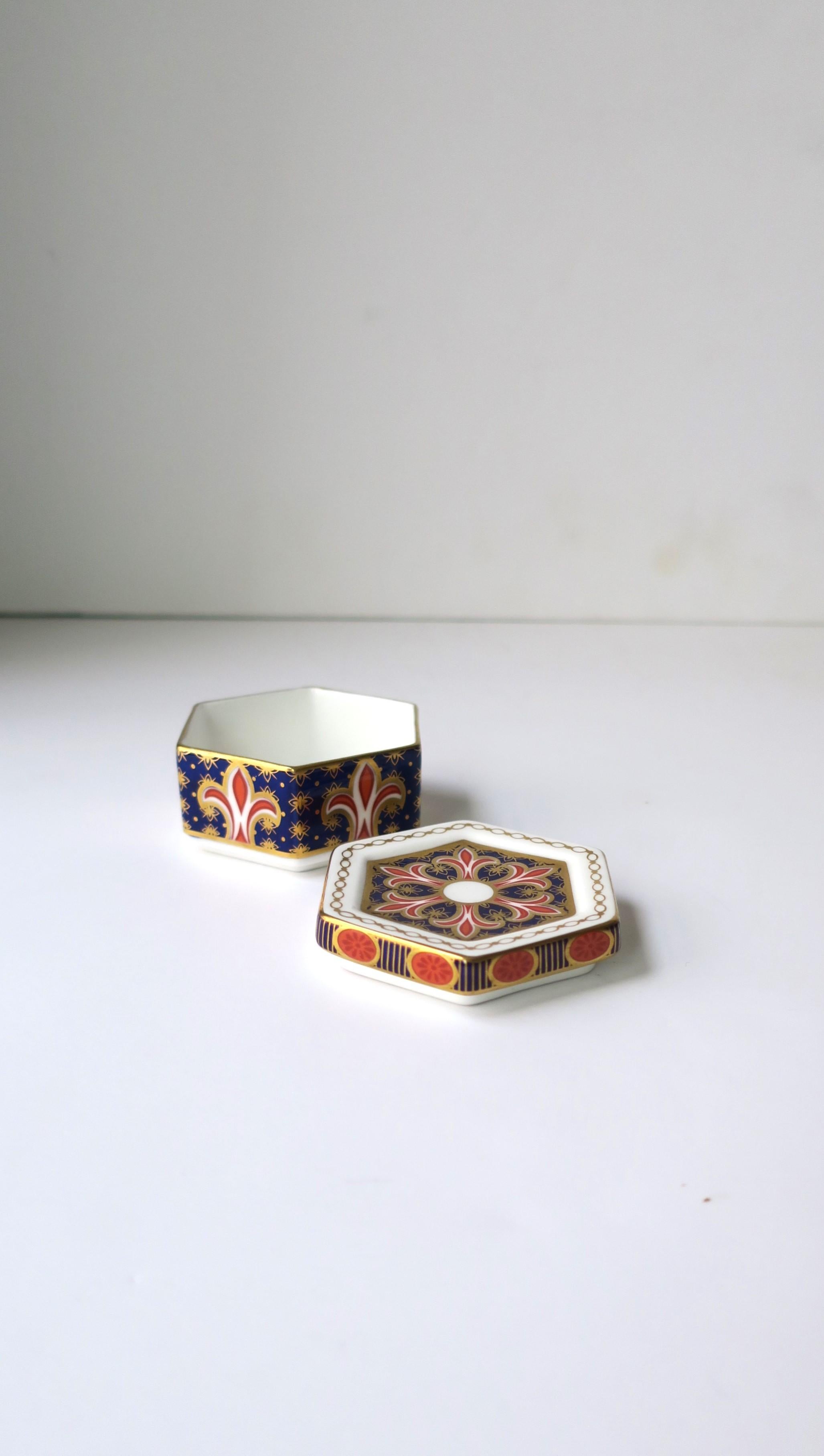 Anglais Boîte à bijoux en porcelaine anglaise en vente