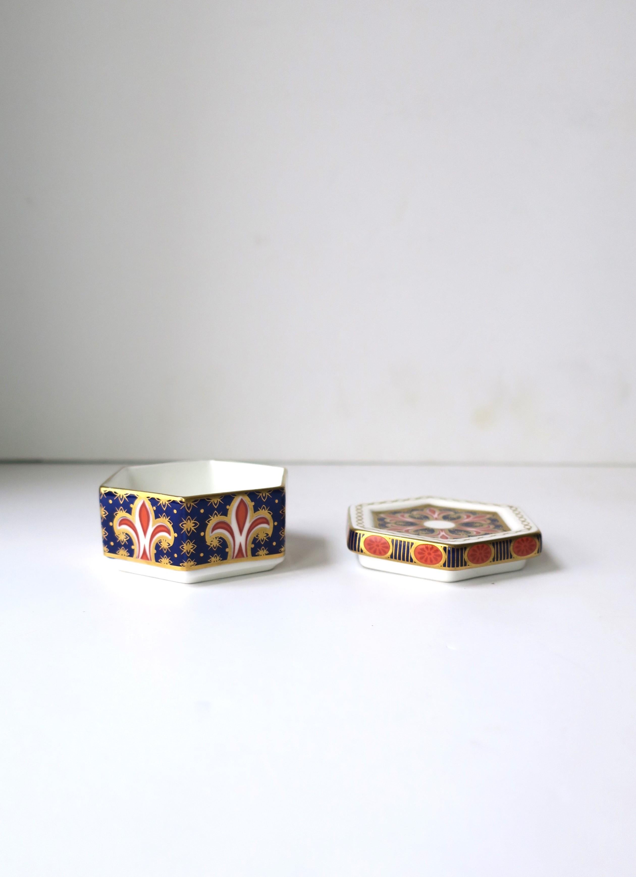 Peint à la main Boîte à bijoux en porcelaine anglaise en vente